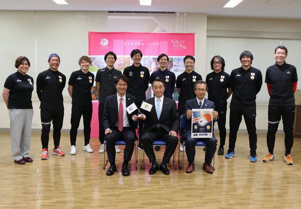 フットゴルフ日本代表のみなさんと市長・副市長の写真
