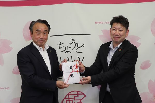 日昌測量設計株式会社の代表取締役関昌也様と市長が写っている写真