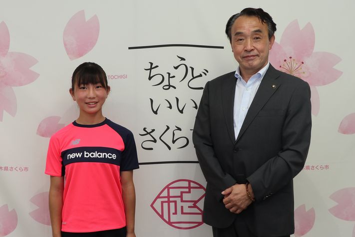 喜連川小学校の村上さんと市長の写真