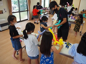 子どもたちが風船を作って楽しむ様子