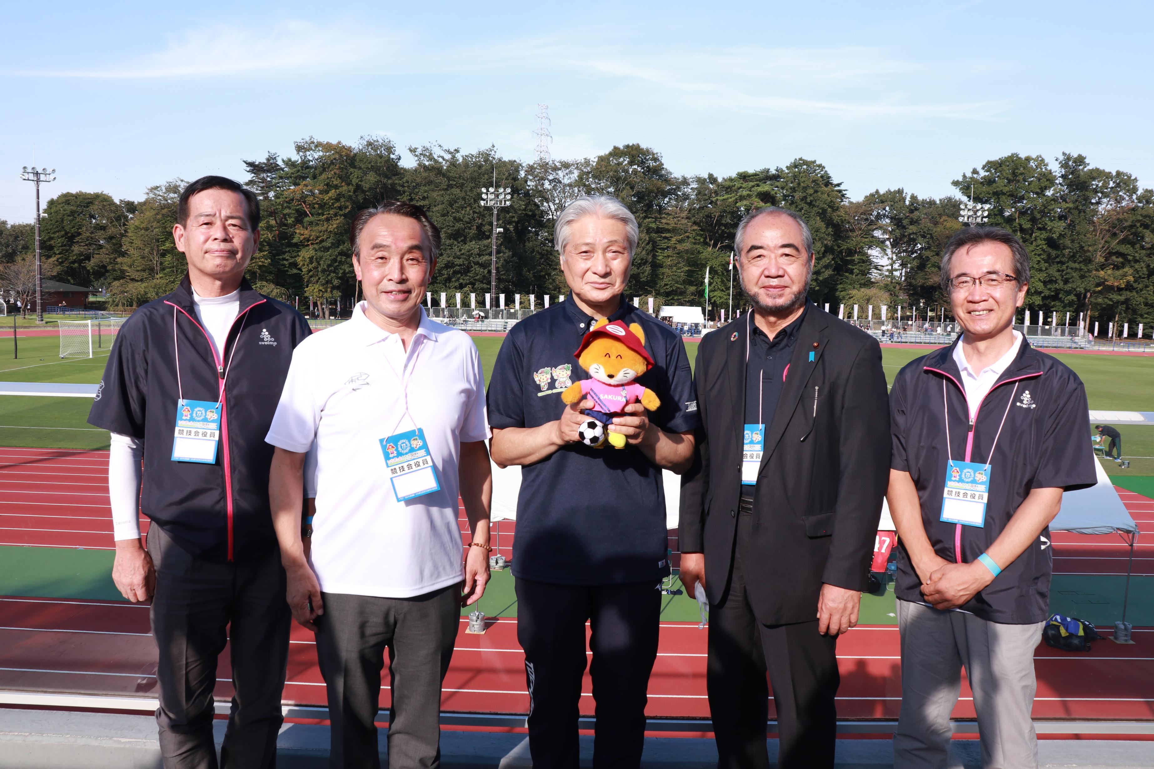 さくらスタジアムでの写真。左から、橋本教育長、花塚市長、福田知事、渋井議長、小竹福市長。
