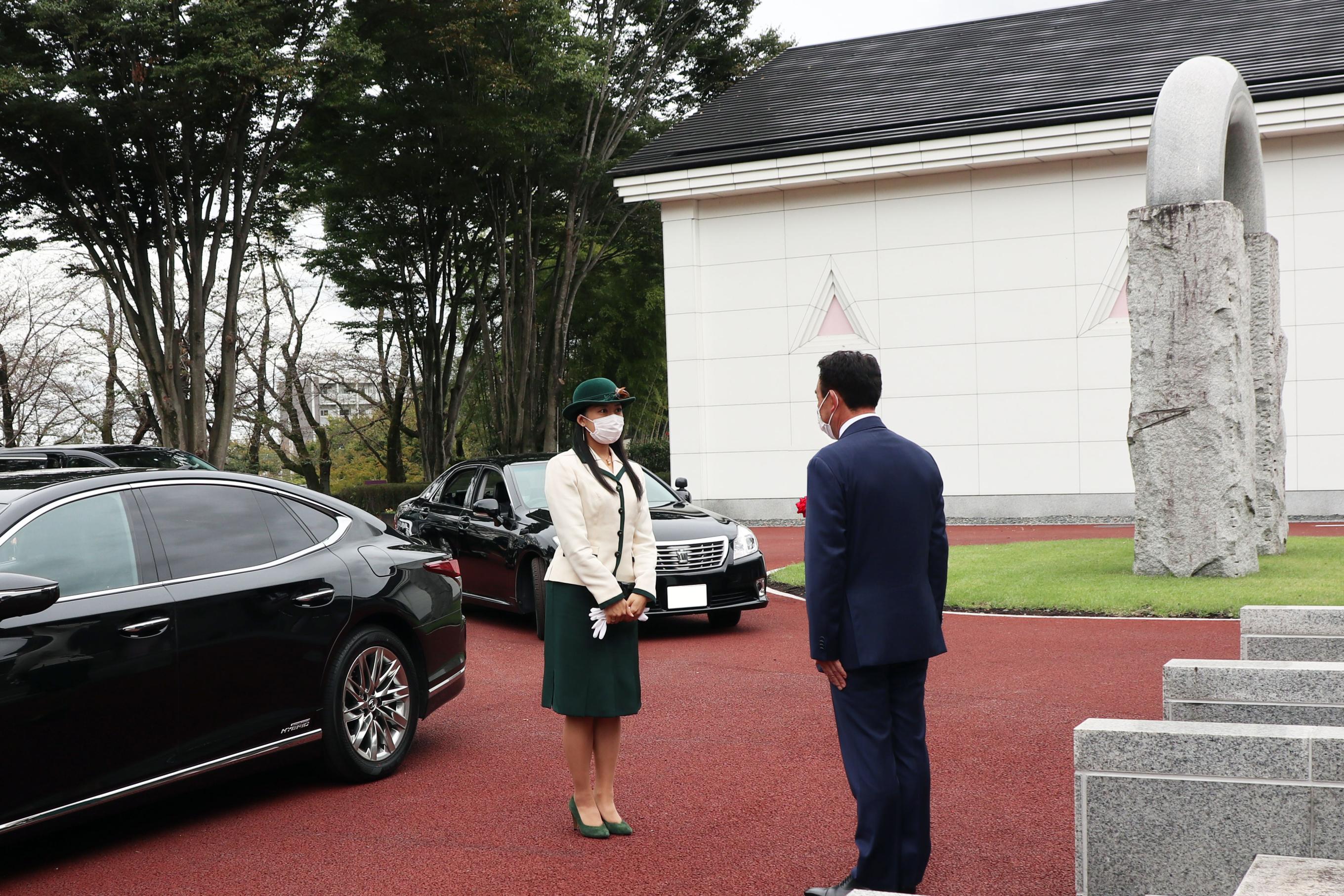 さくら市ミュージアムで承子女王をお迎えする市長の写真