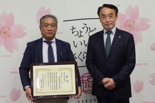 匠屋株式会社代表の土屋さんと花塚市長の写真。土屋さんは賞状を持っている。