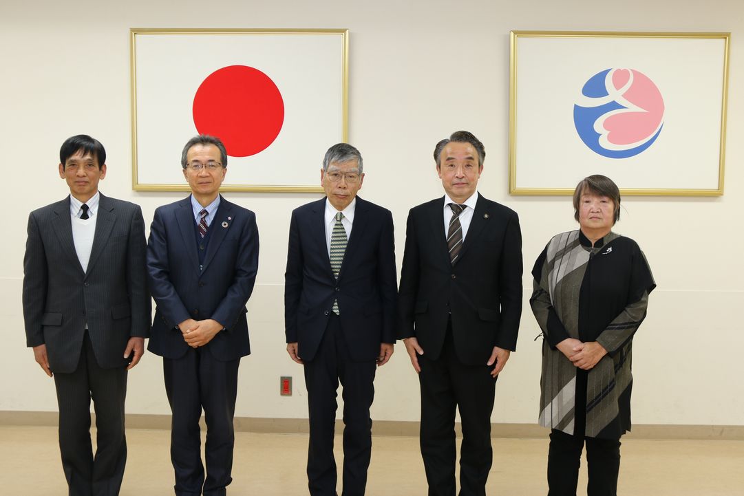 民生委員児童委員の会長と副会長の皆さんと、市長・副市長の写真