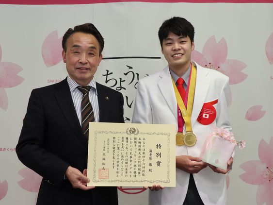 特別賞を受け取られた海老原徹さんと花塚市長の写真
