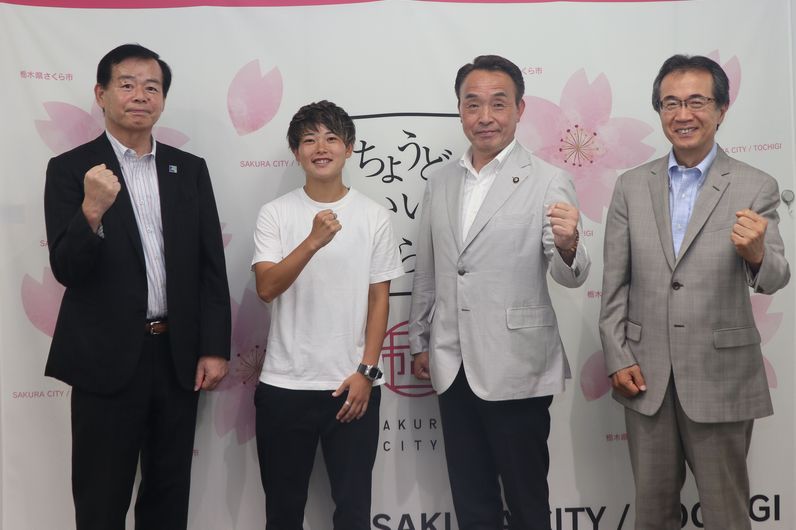 井上綾香選手と市長、副市長、教育長の写真