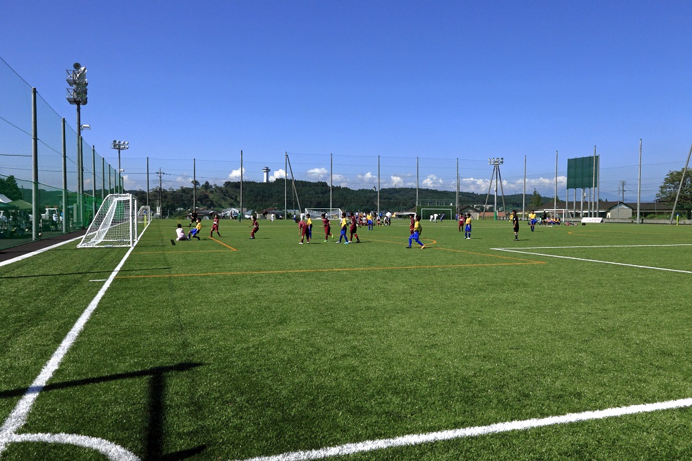 SAKURAグリーンフィールドでサッカーをしている写真