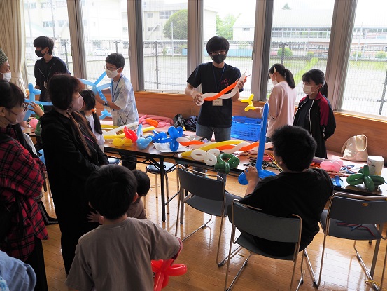 子どもたちが風船を作って楽しむ様子