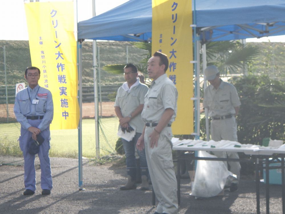 鬼怒川・小貝川クリーン大作戦で挨拶する市長の写真