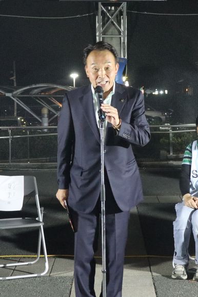 うじいえ納涼彩で挨拶する市長の写真