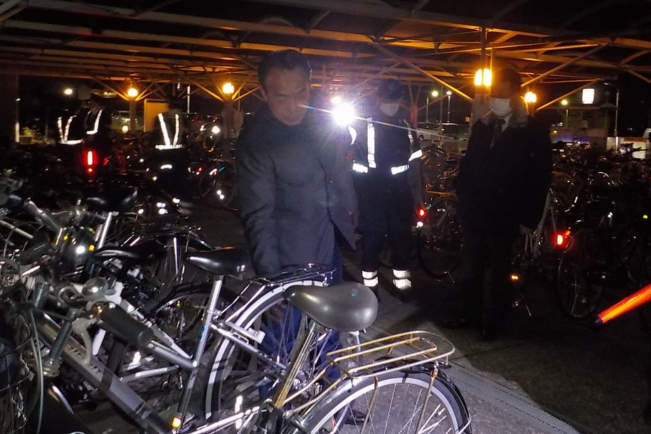 自転車の施錠確認を行う市長の写真