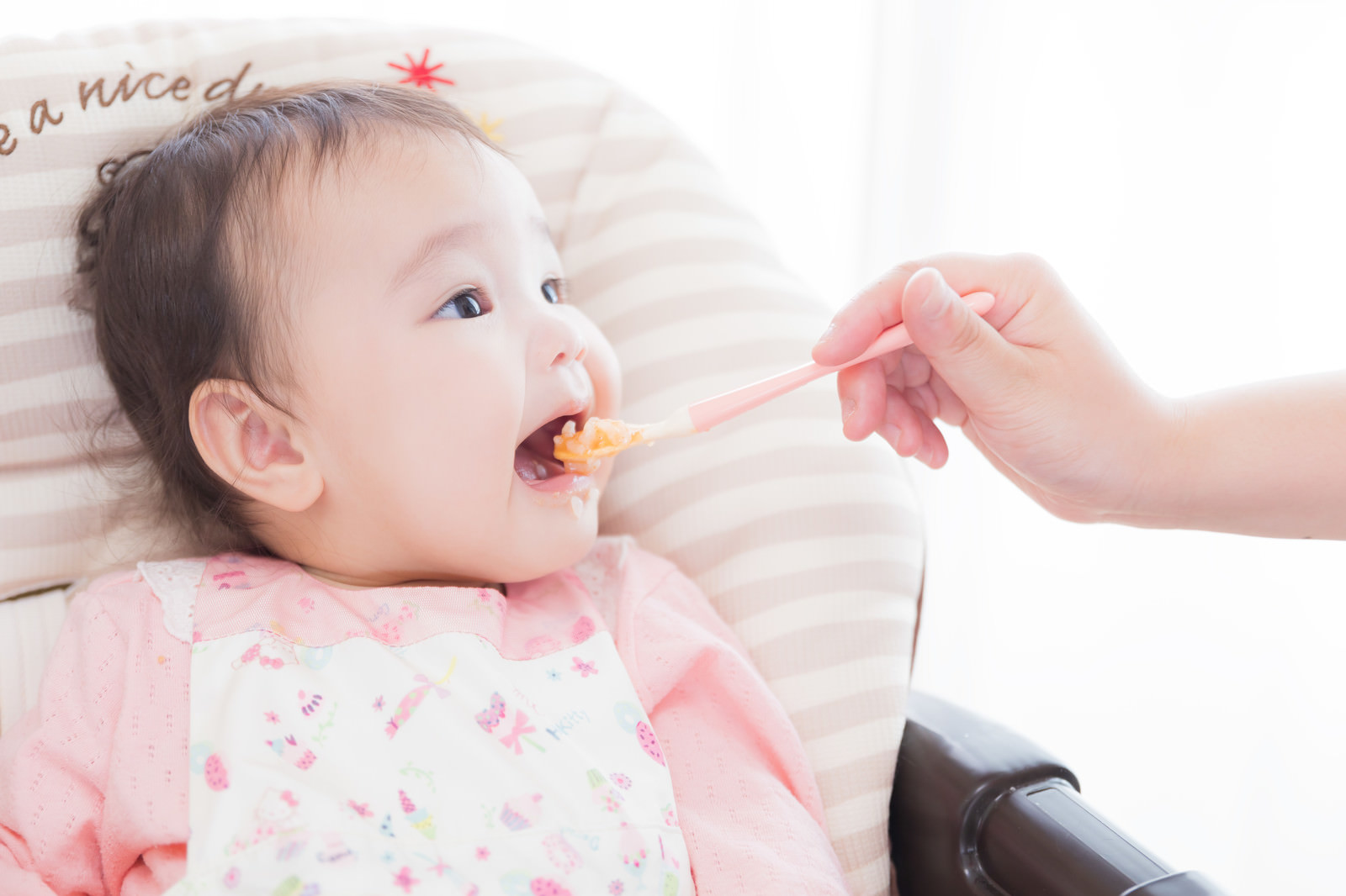 離乳食を食べる赤ちゃんの画像