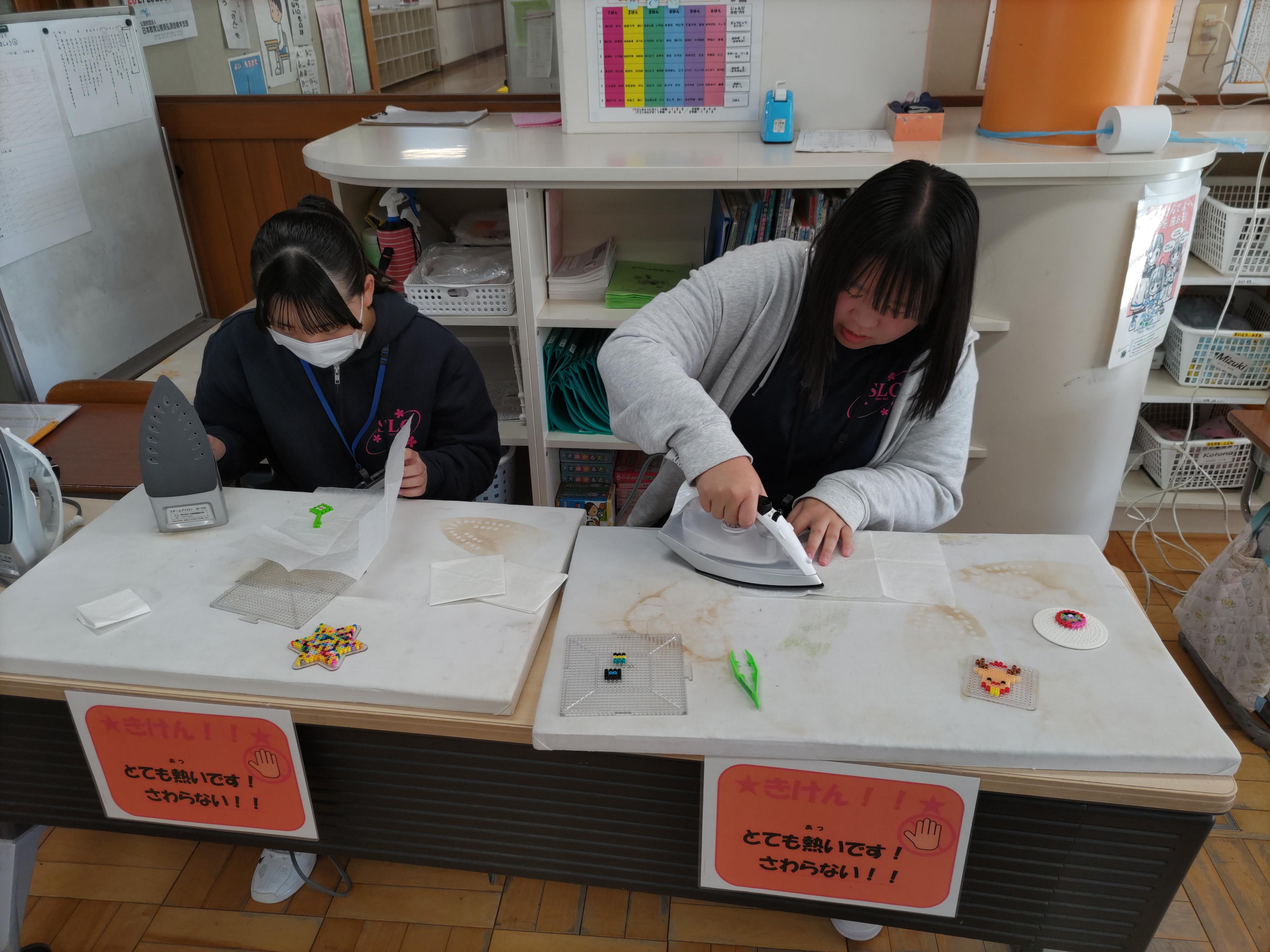 子どもたちがアイロンをかけている様子