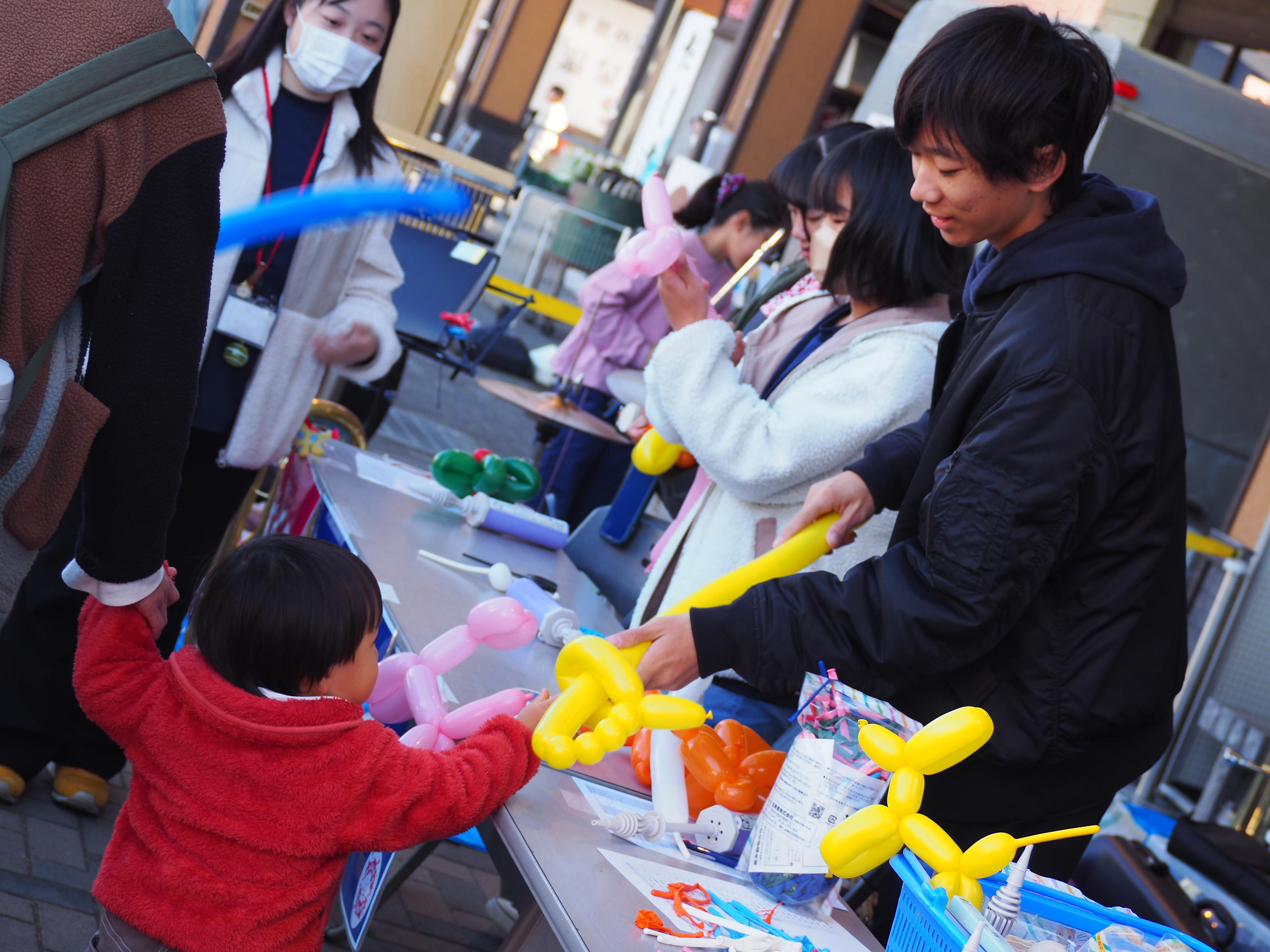 子どもが風船を受け取る様子