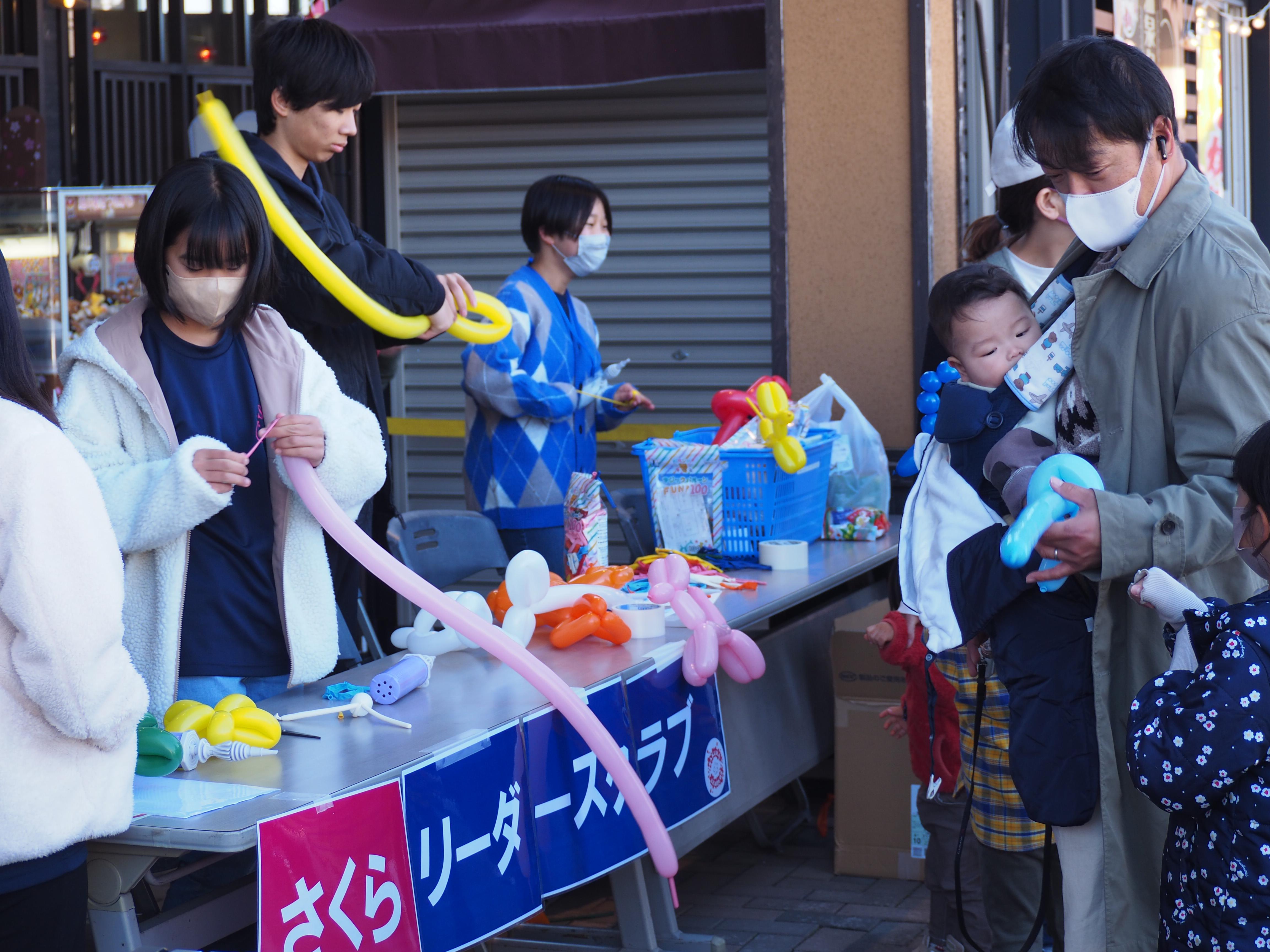 イベントブースで風船を作っている様子