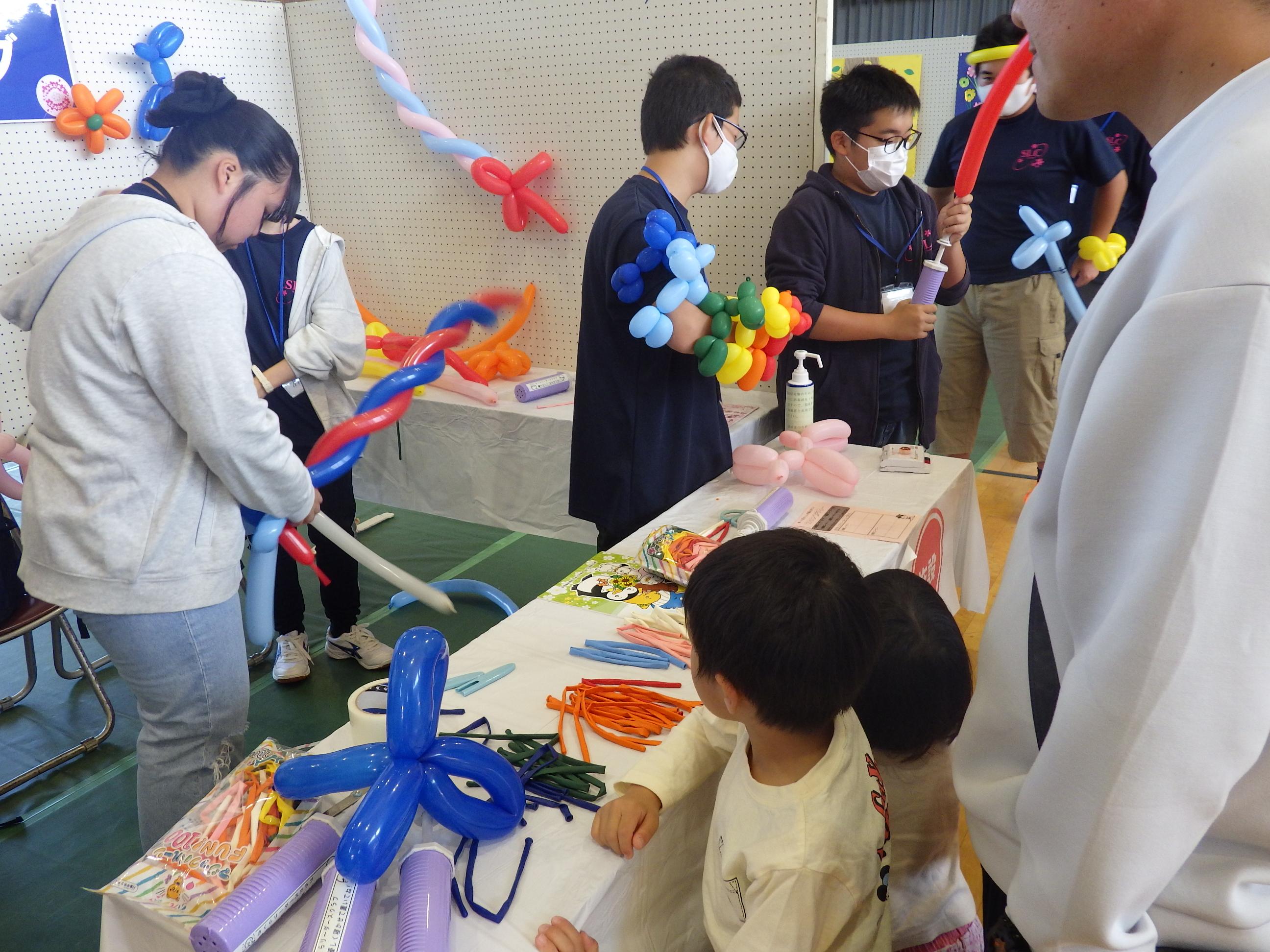 風船を見つめる子どもたち