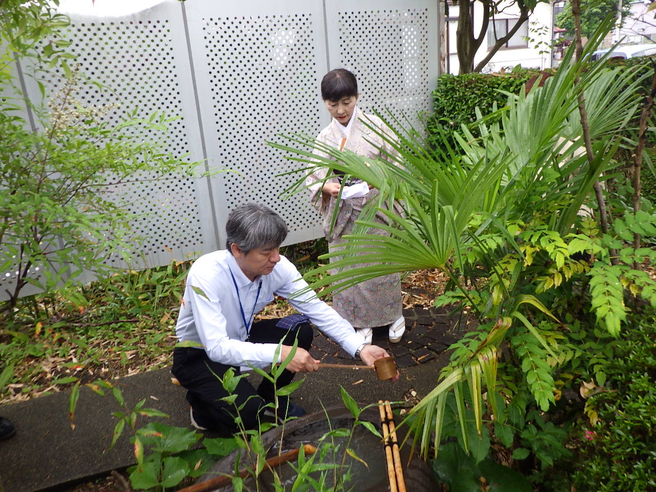 つくばいで手を清める様子