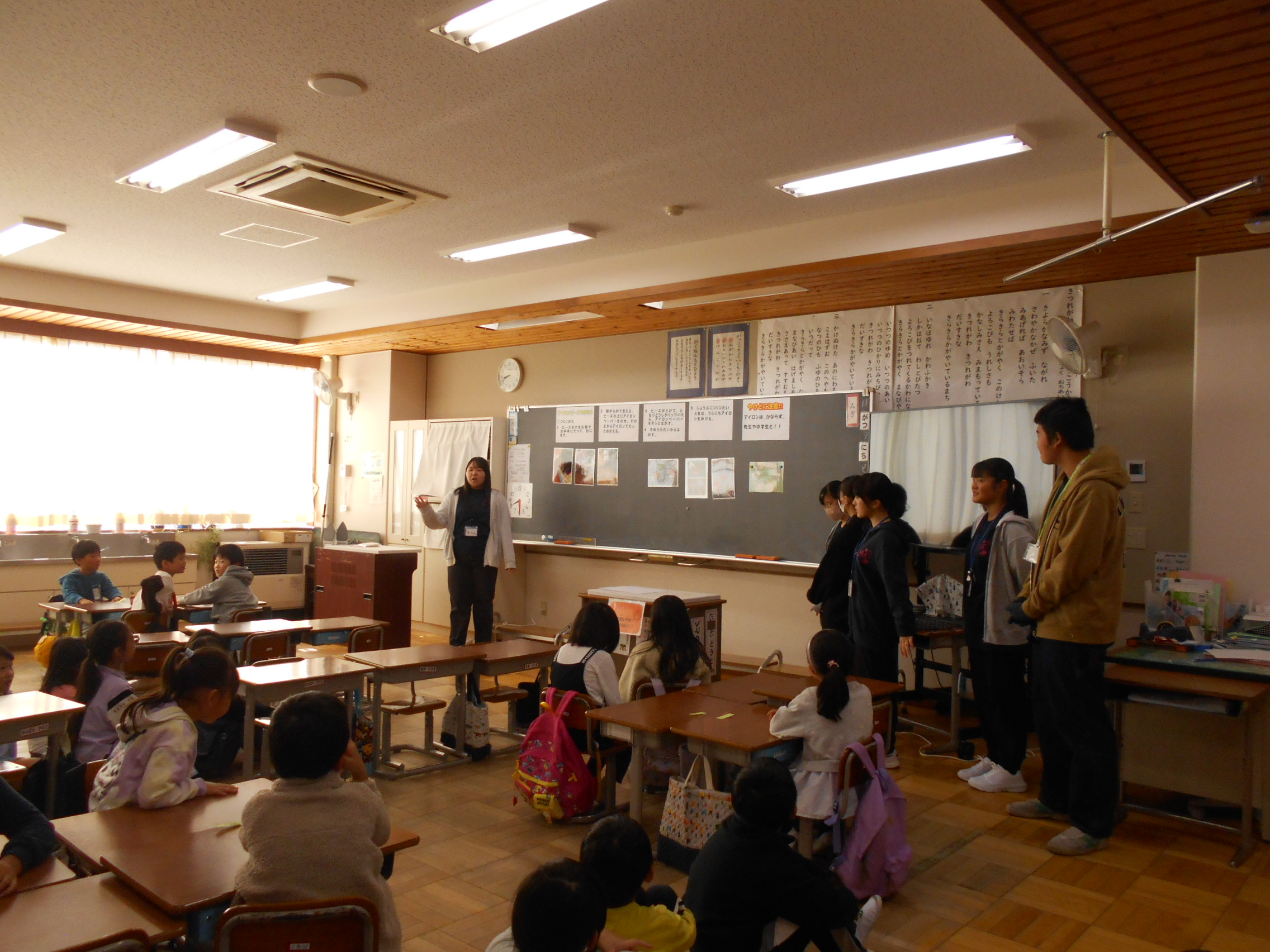 子どもたちが教室にいる写真