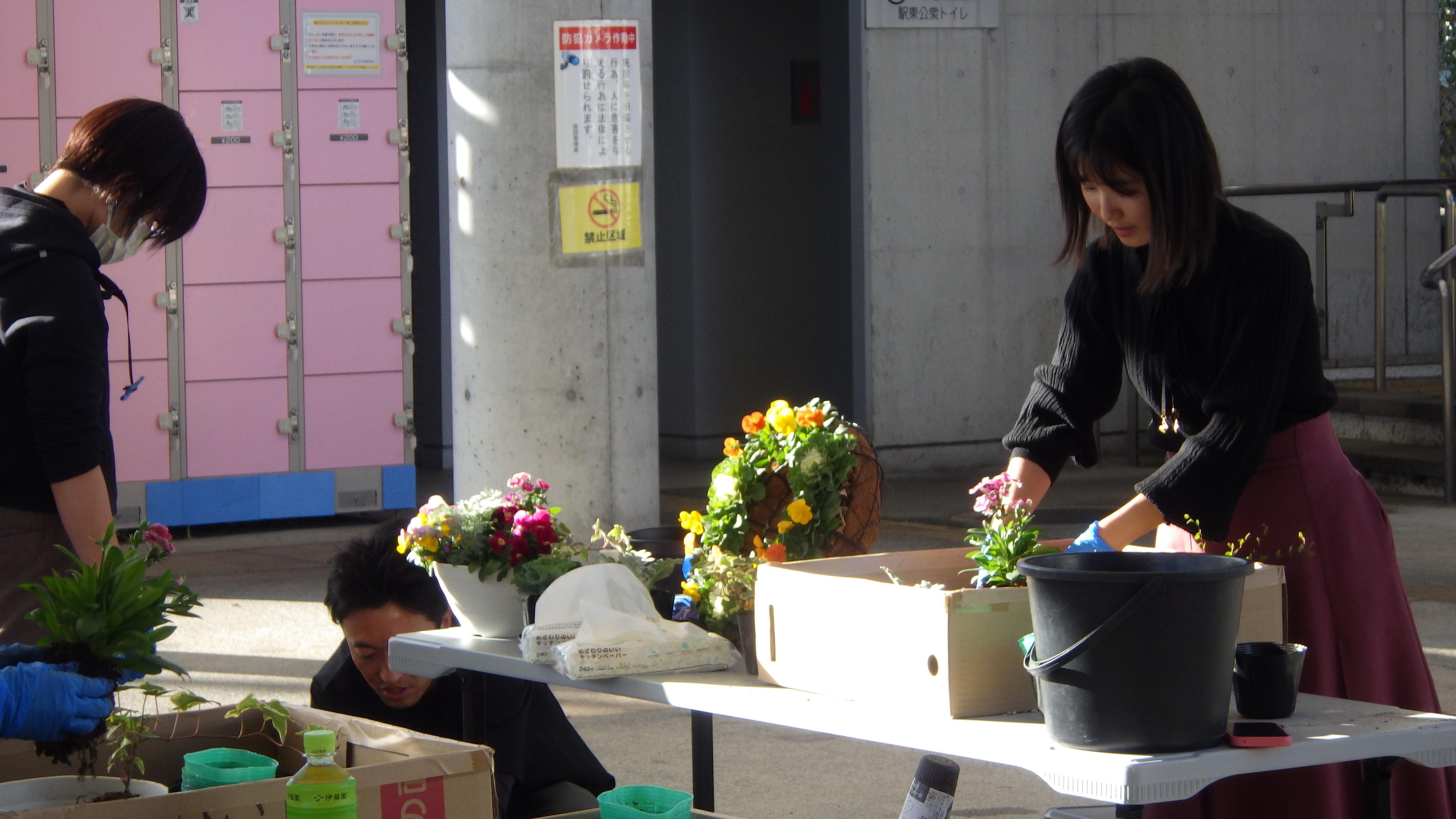 フラワーリース作成中