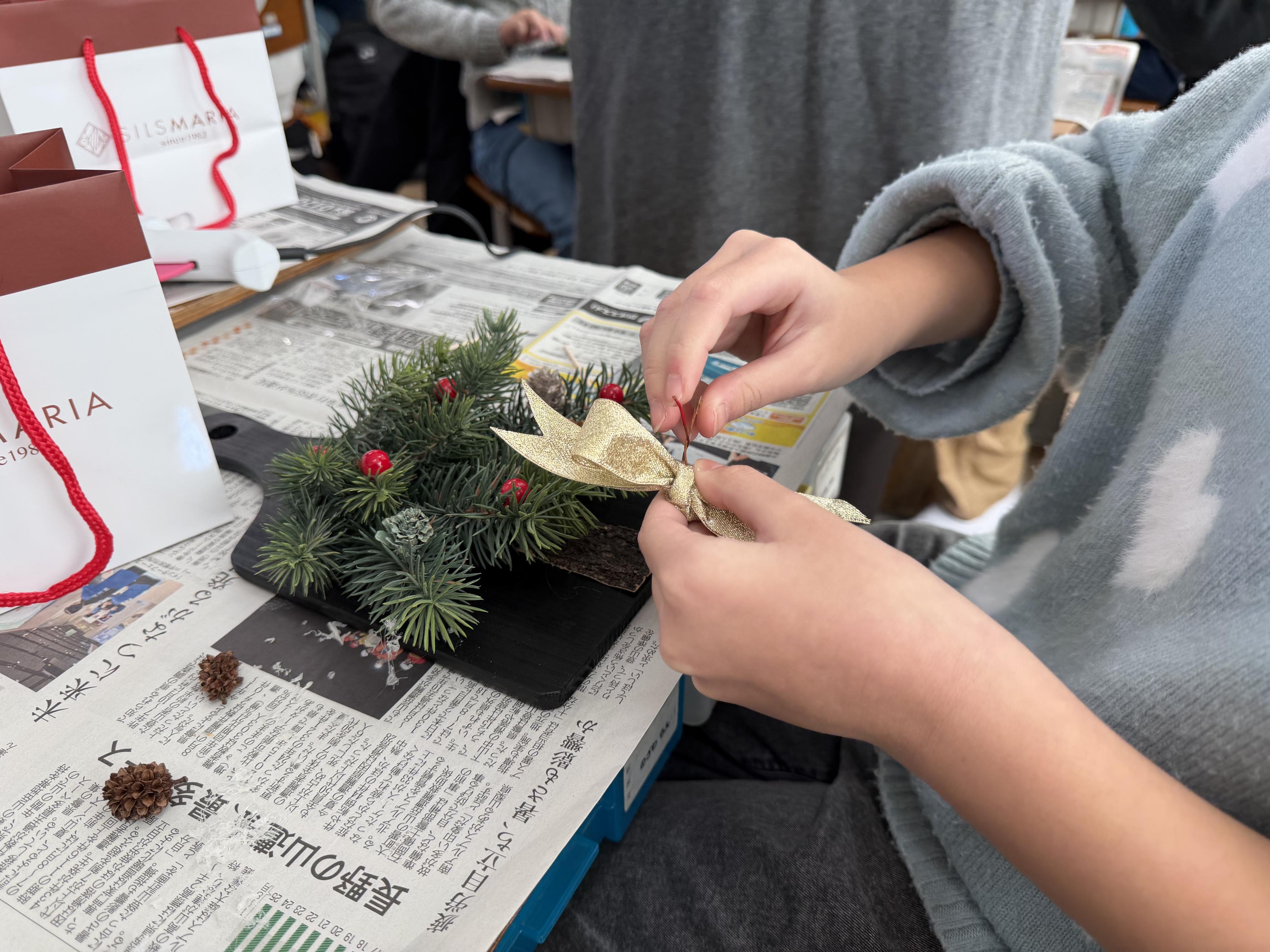 フラワーアレンジメントの様子1。 フラワーアレンジメントの様子1。