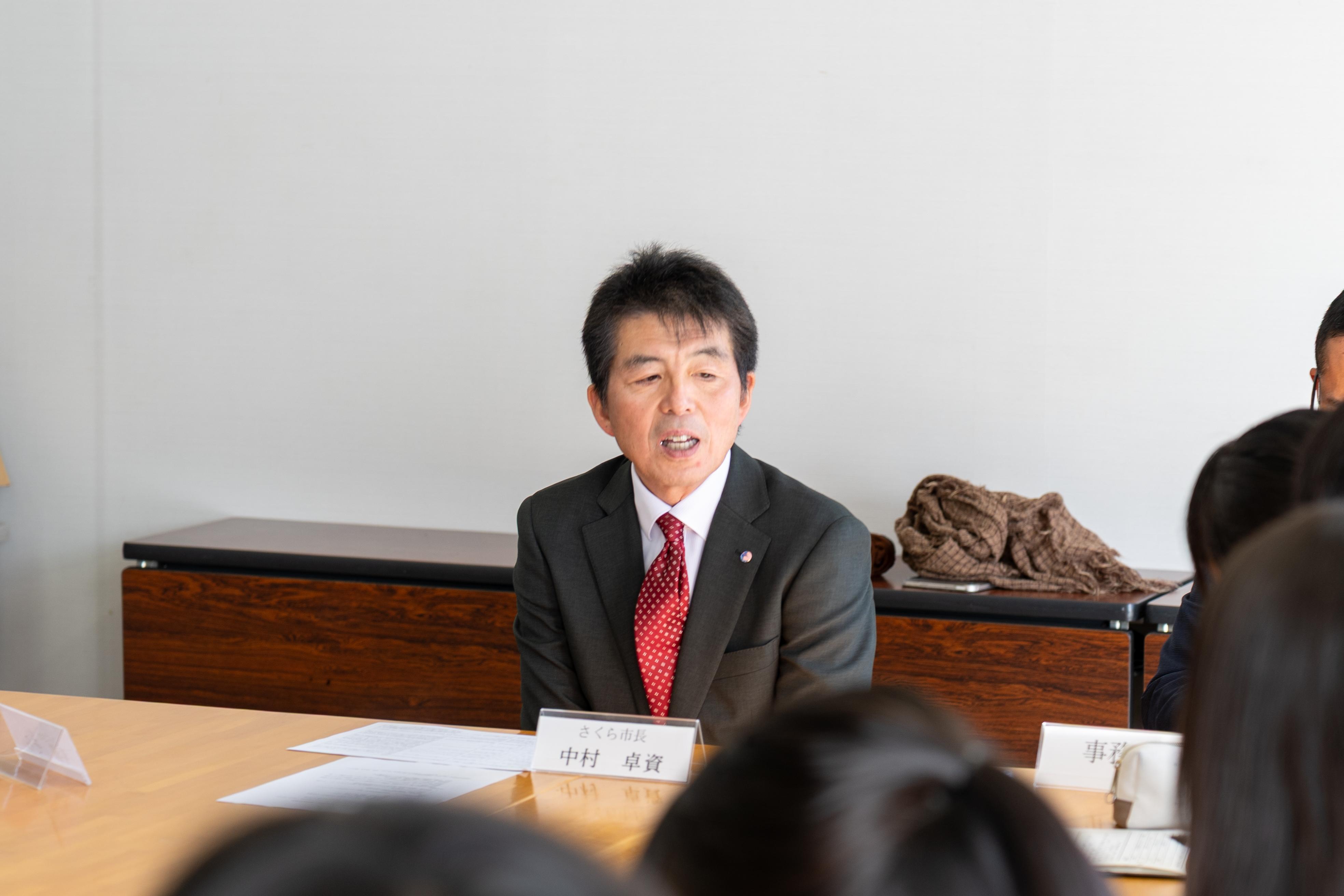 意見交換中の市長の写真