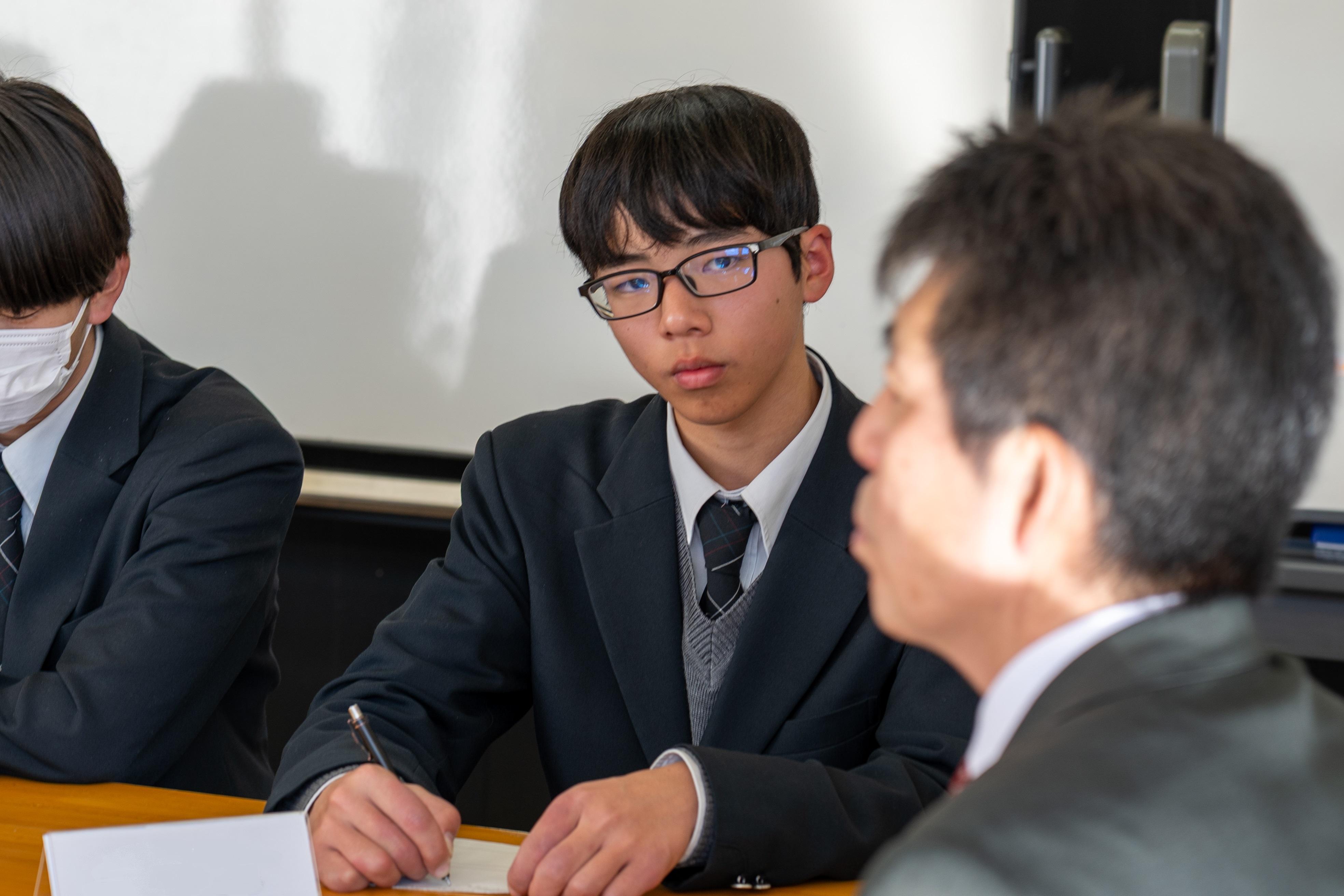 真剣に話を聞く生徒の写真