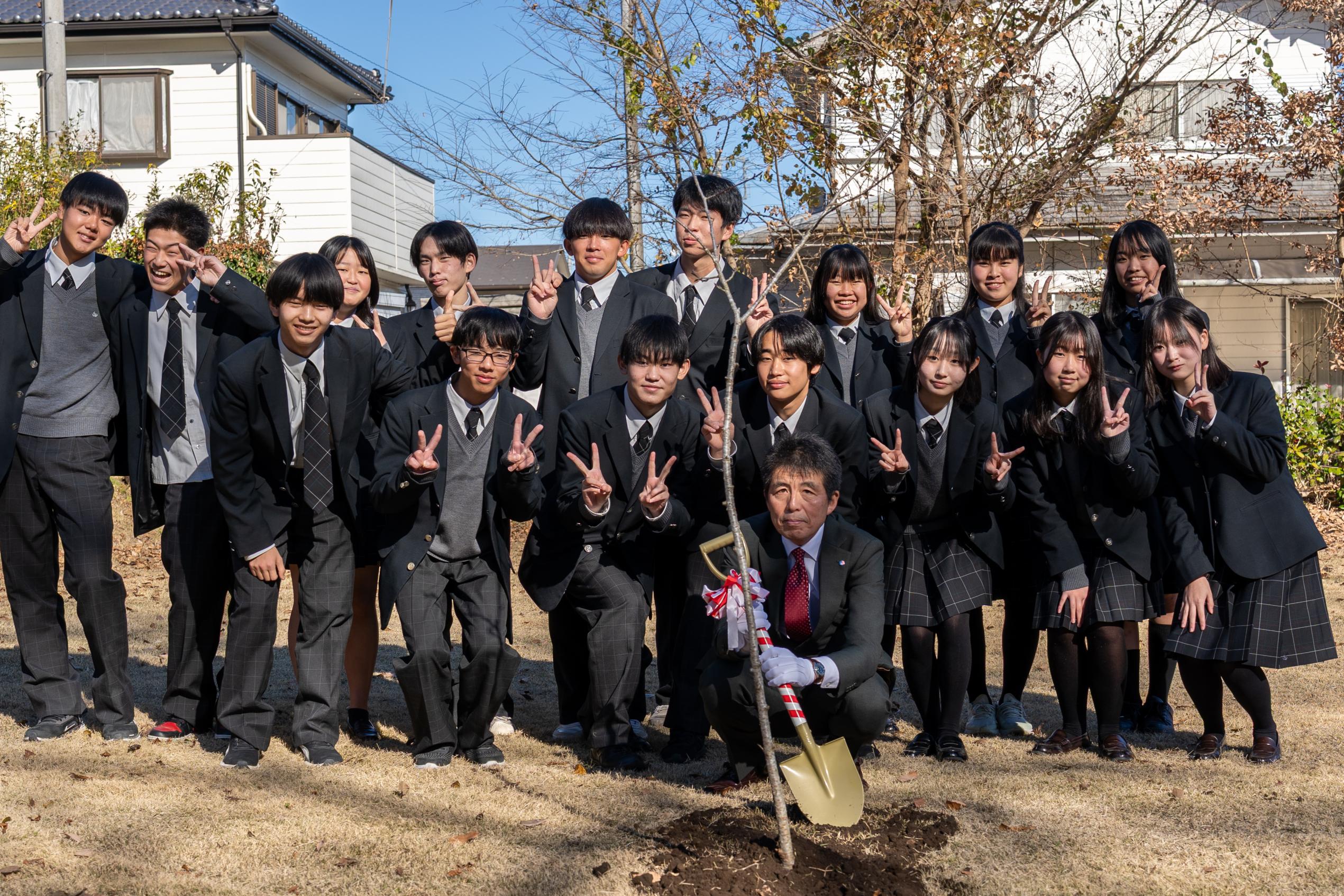 桜の記念植樹の集合写真