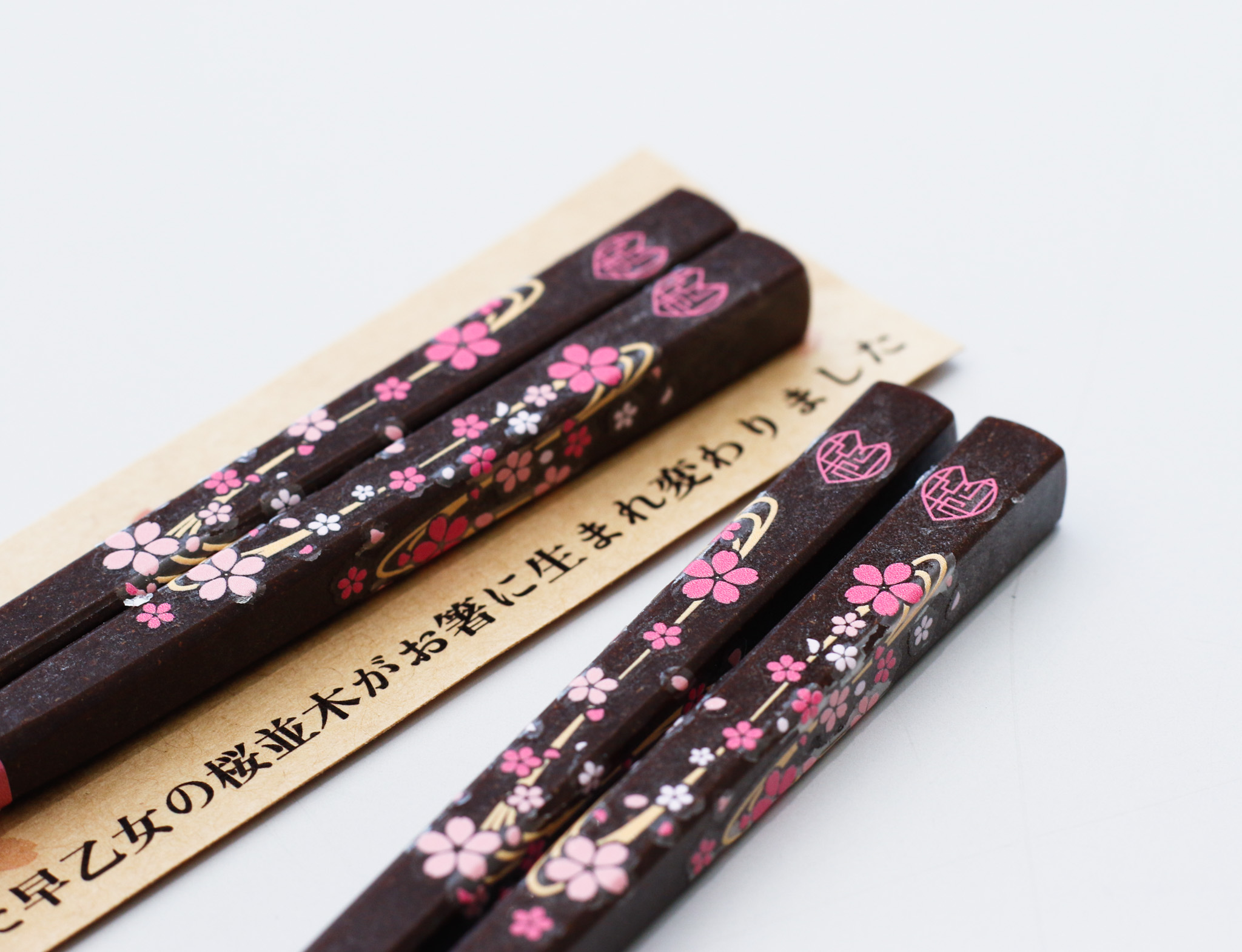 Re:Hashiの四面に施された桜吹雪のデザイン