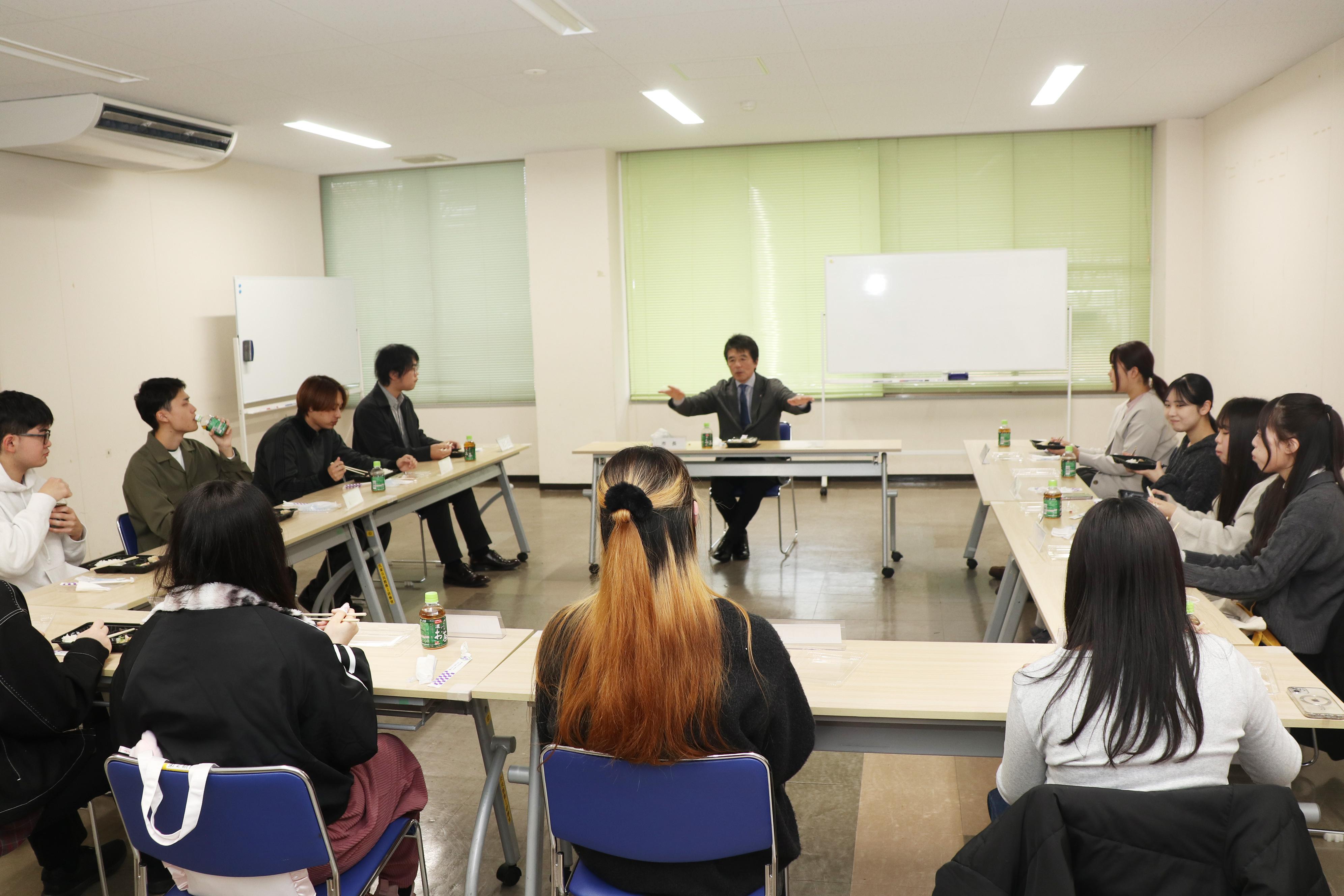 市長と二十歳のつどい実行委員会でのランチ会の様子