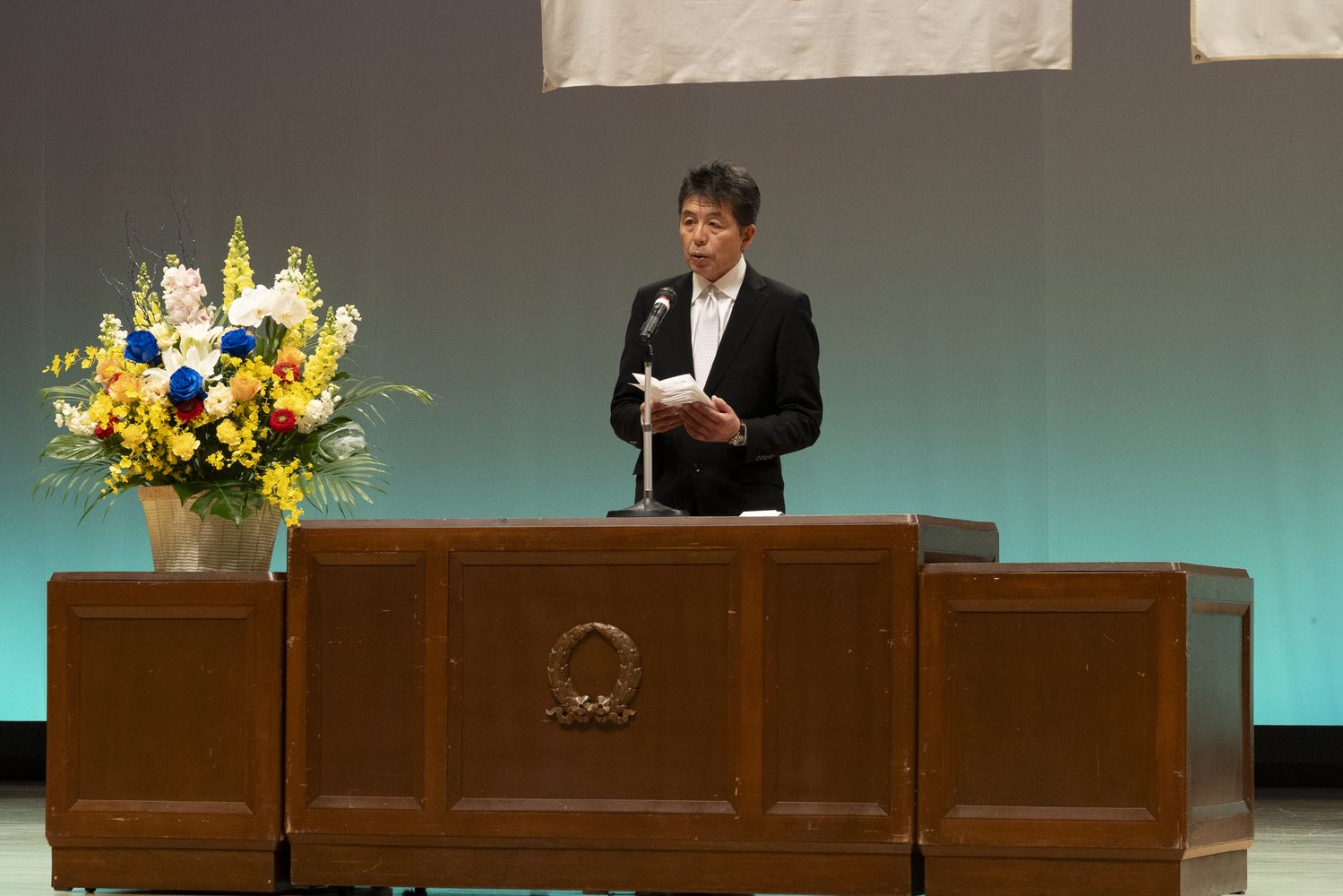 二十歳のつどいでの市長挨拶の様子