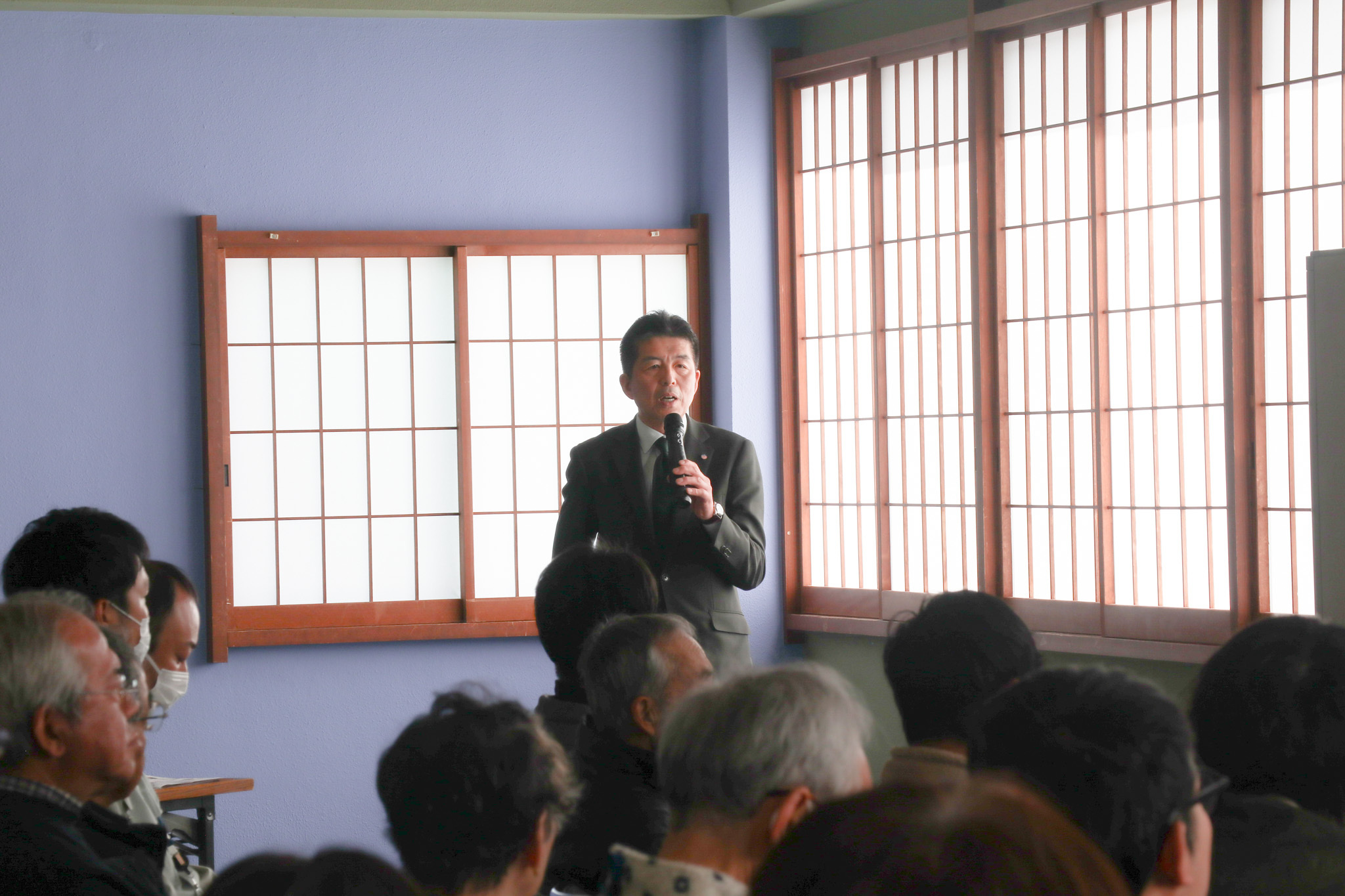 報告会会場での市長挨拶の様子