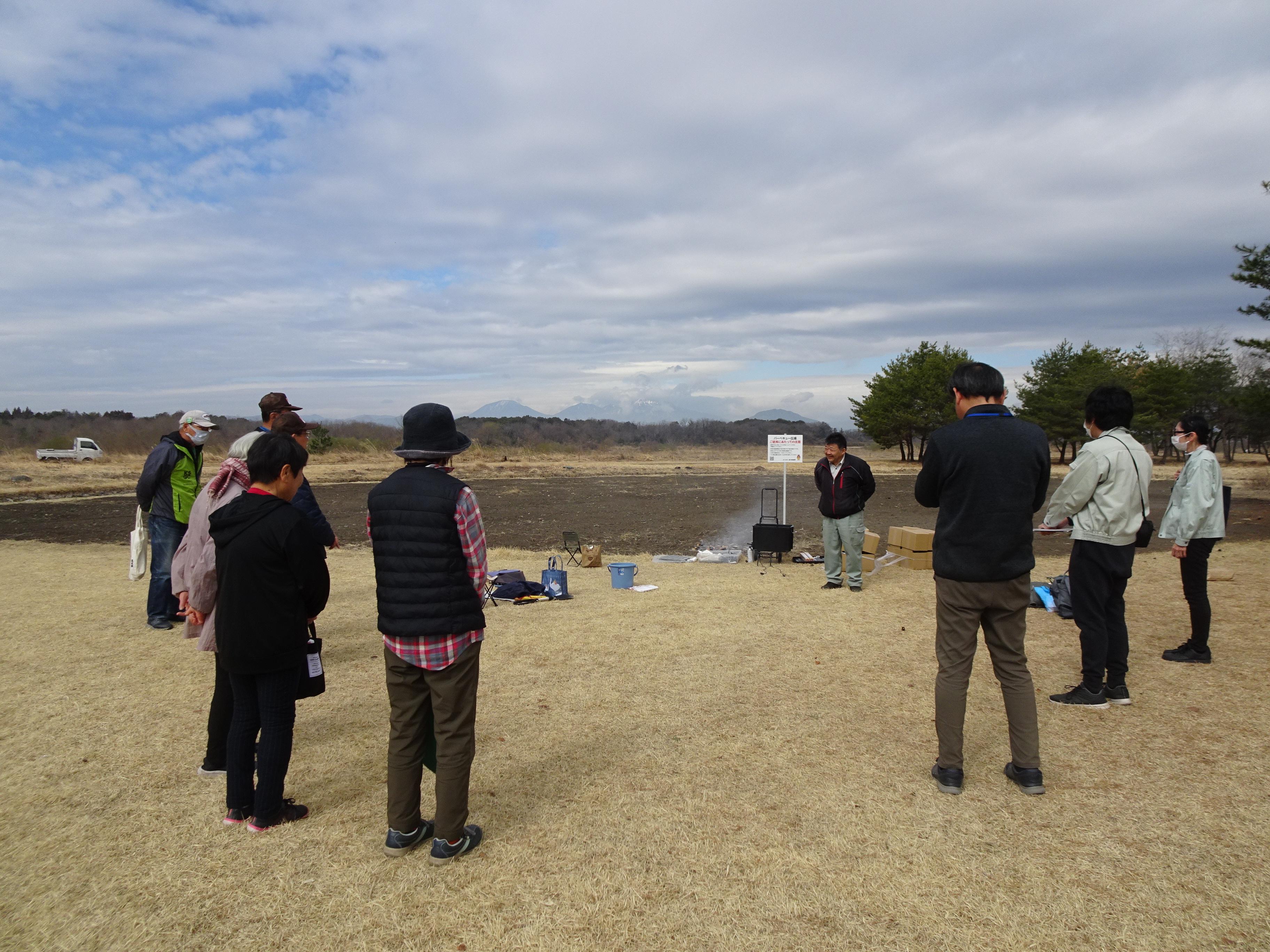 氏家ゆうゆうパークでの燻製体験の様子1