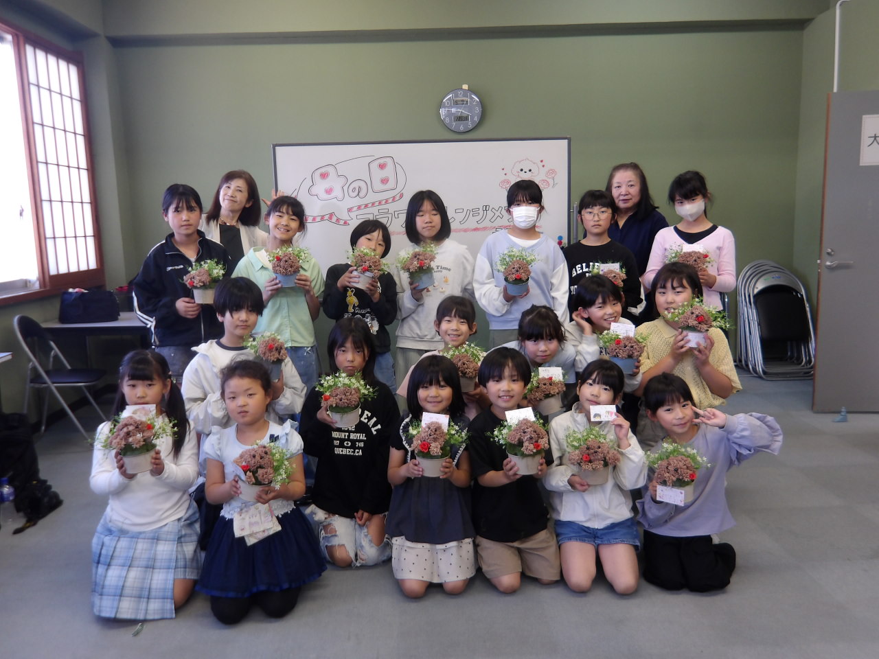 母の日フラワーアレンジメント講座参加者の集合写真