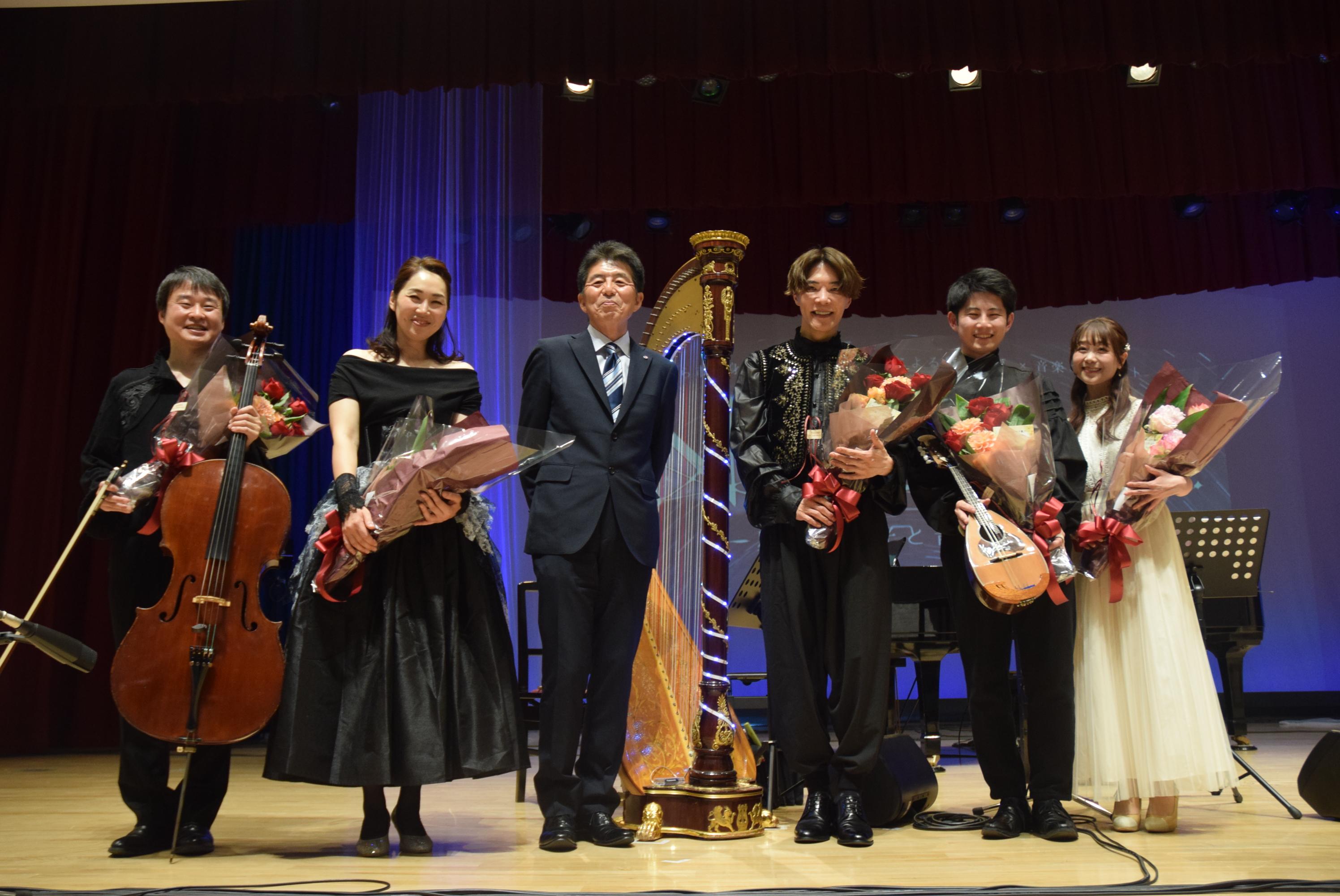 演奏会出演者と市長の写真