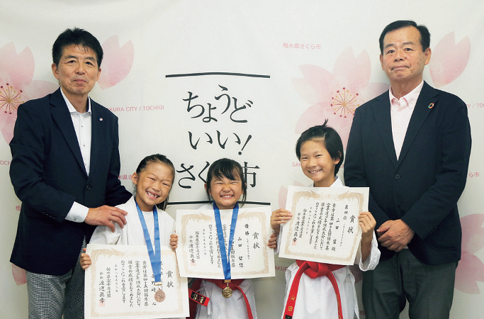 中村市長、喜連川空手道選手、教育長の写真 中村市長、喜連川空手道選手、教育長の写真