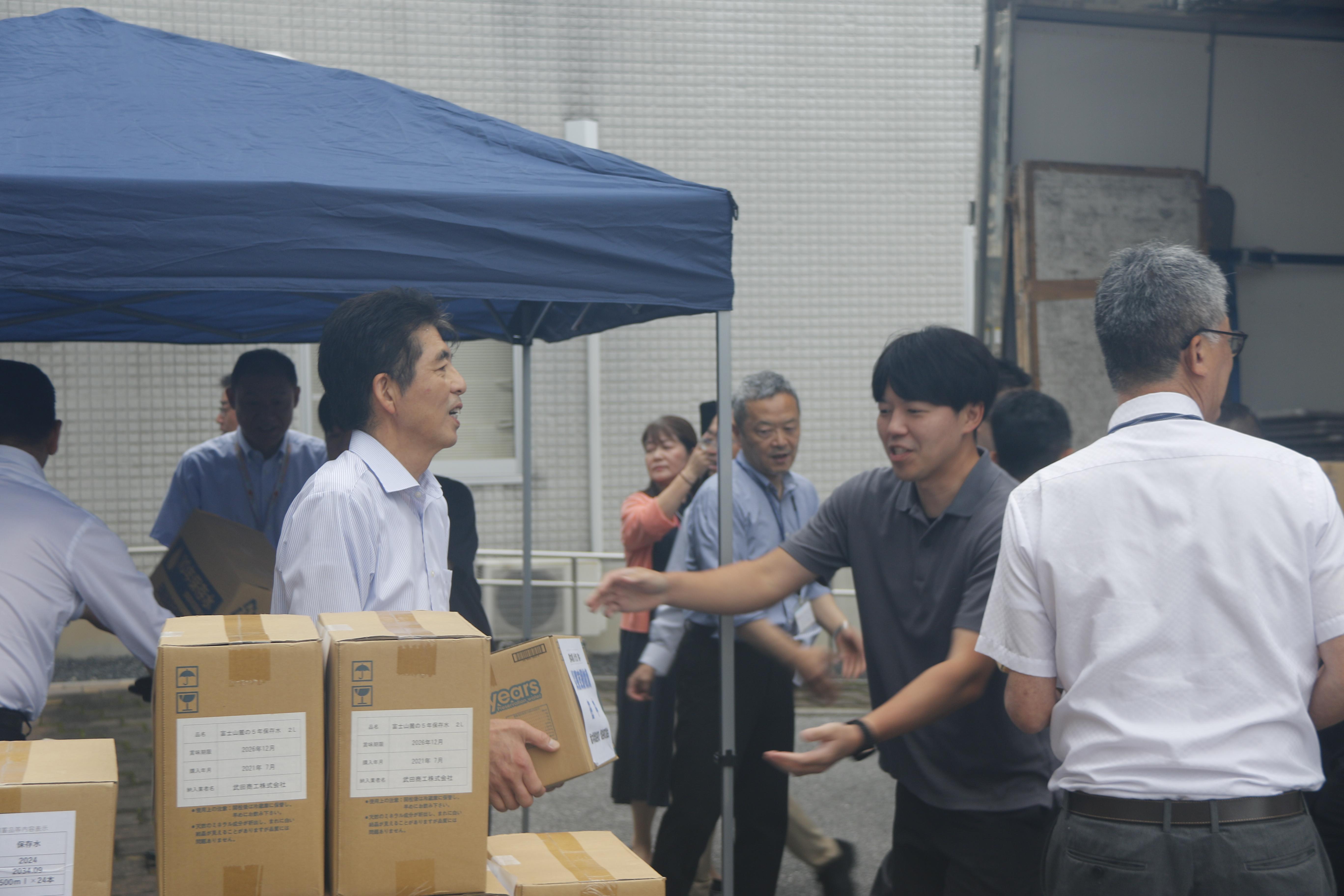 物資を積み込む中村市長と職員 物資を積み込む中村市長と職員