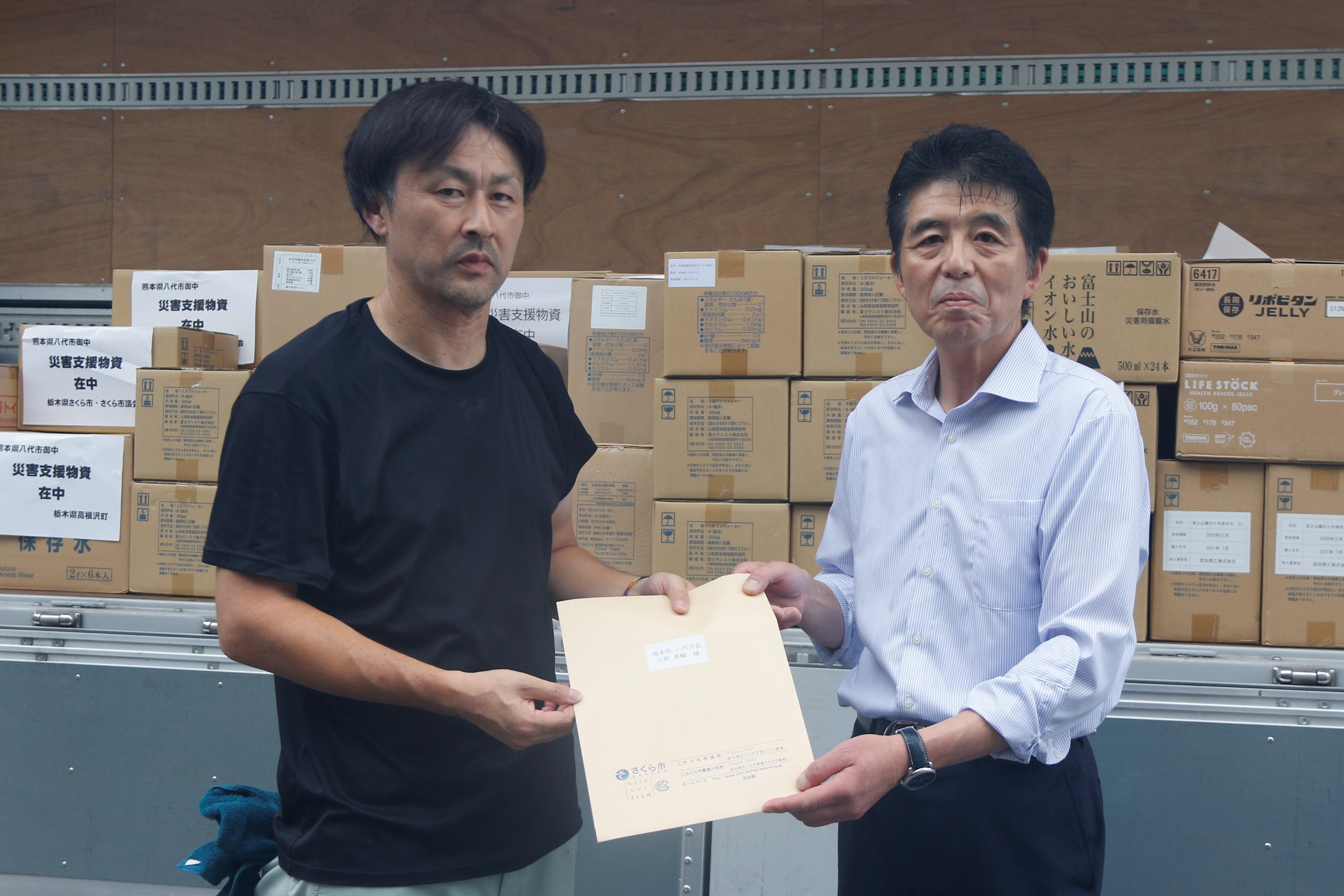 物資搬送のドライバーと中村市長 物資搬送のドライバーと中村市長