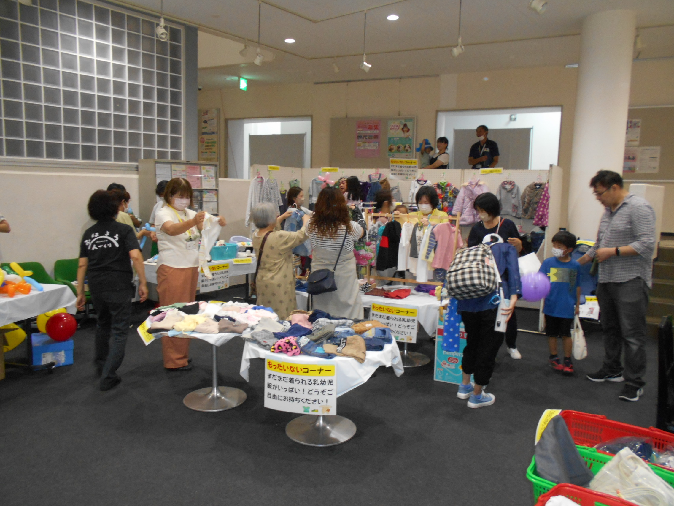 DSCN3209 リサイクル市の様子