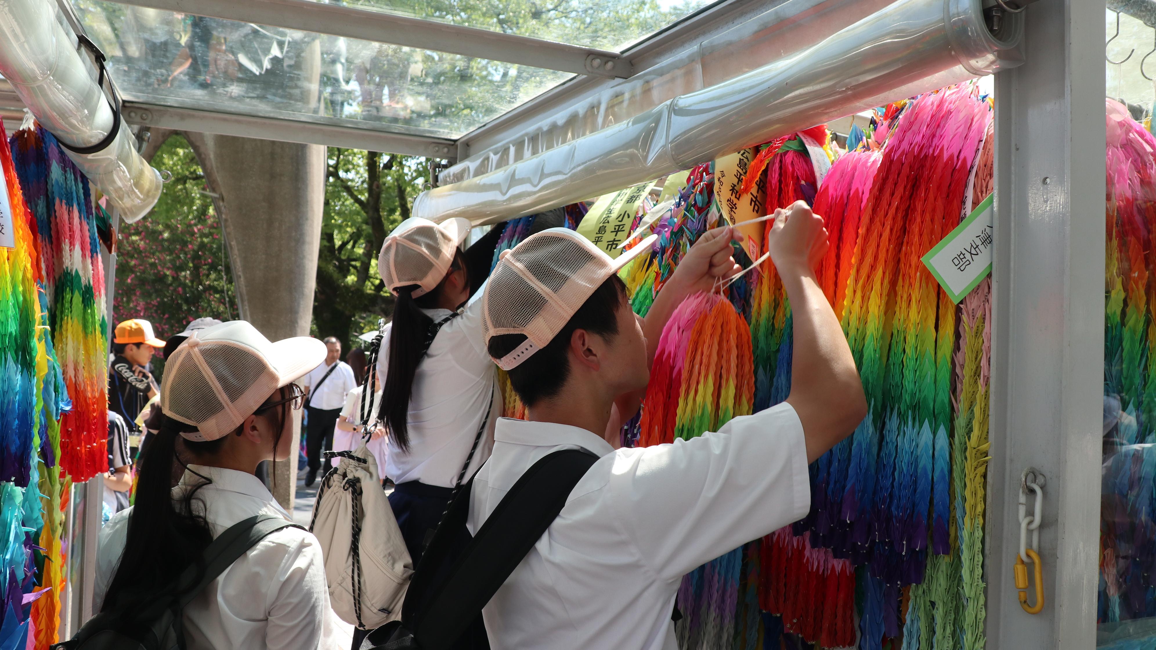平和記念公園で千羽鶴を奉納する様子 平和記念公園で千羽鶴を奉納する様子