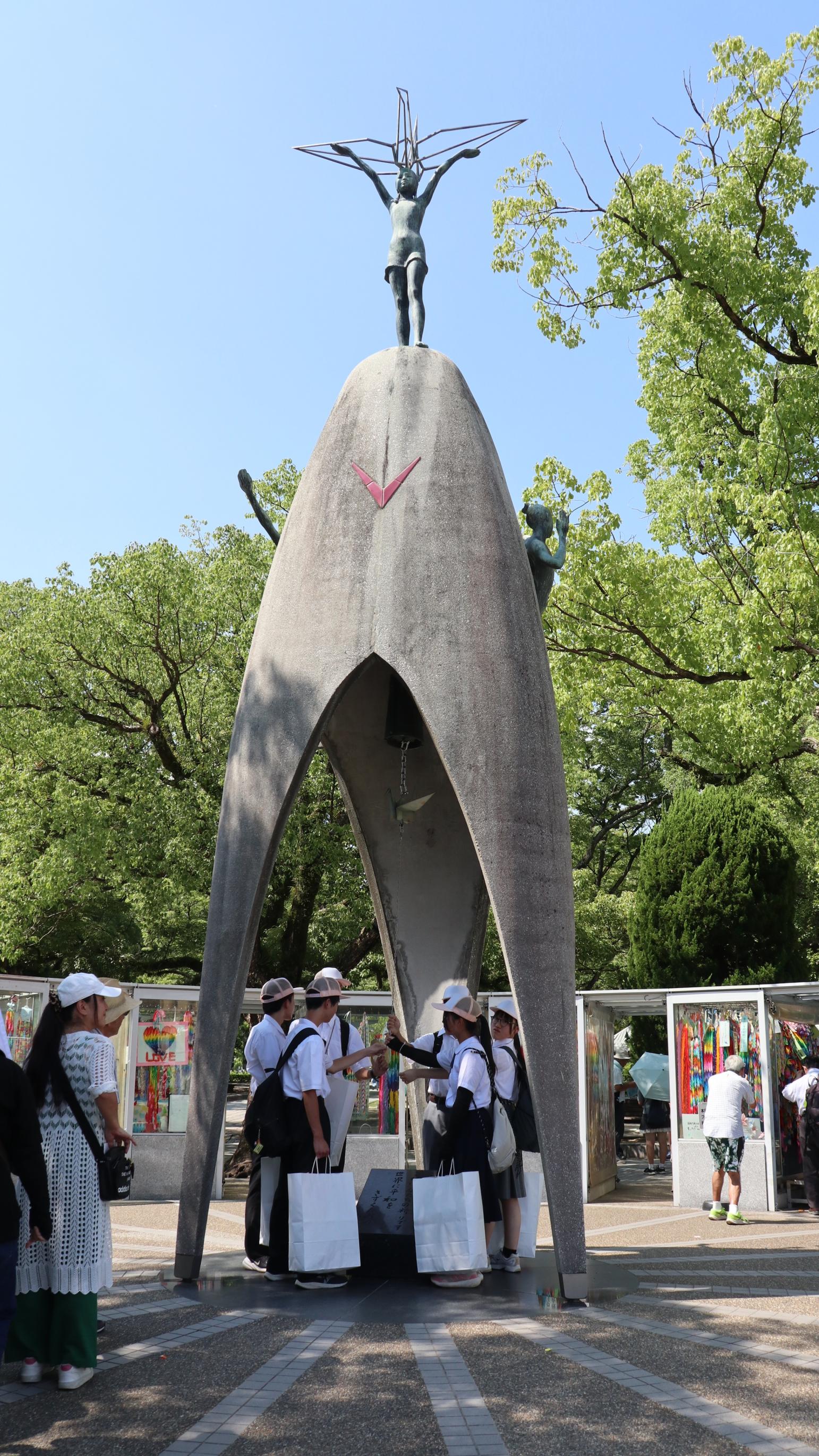 原爆の子の像の鐘を鳴らす様子 原爆の子の像の鐘を鳴らす様子