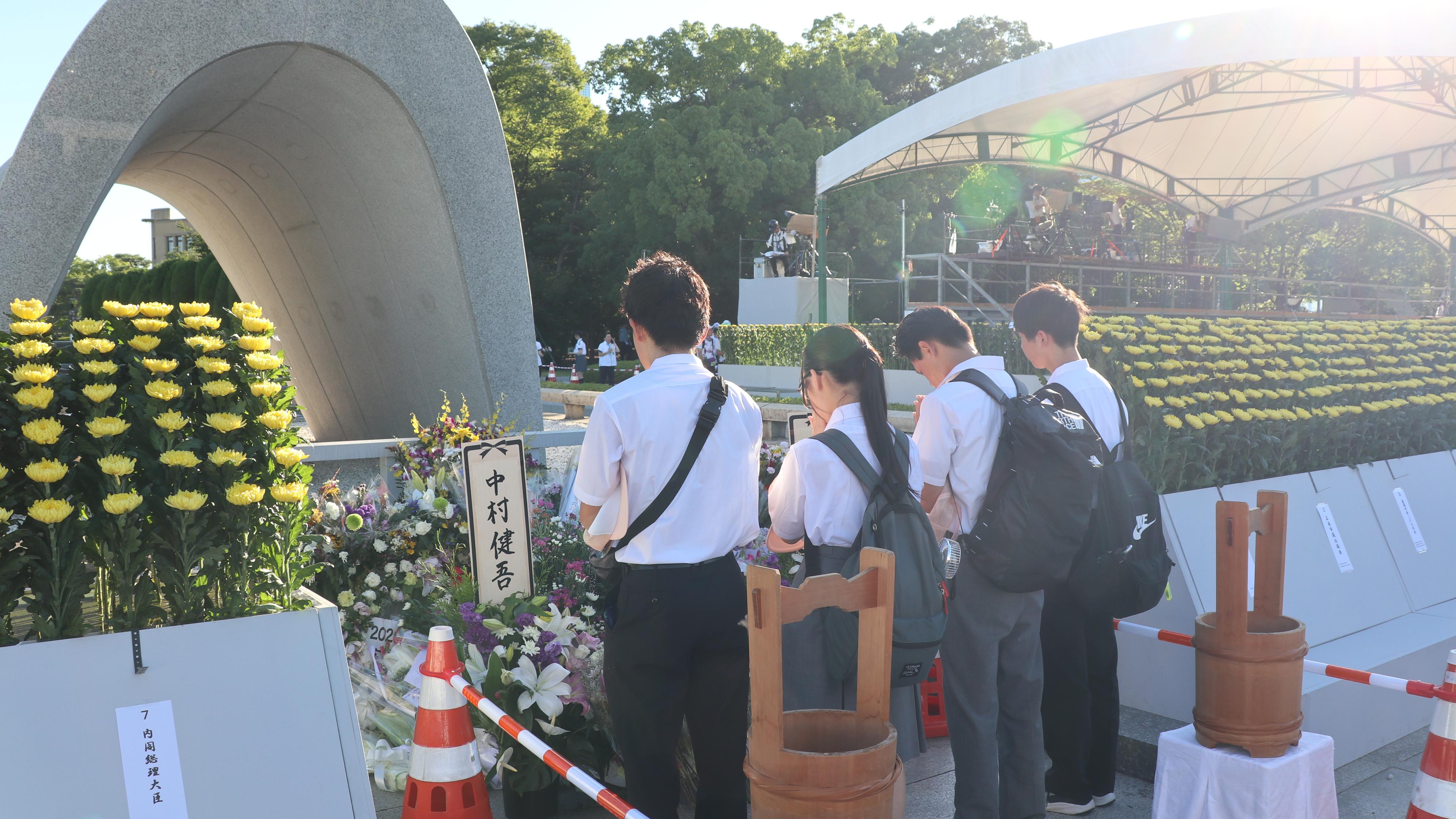 原爆死没者慰霊碑に献花する様子 原爆死没者慰霊碑に献花する様子