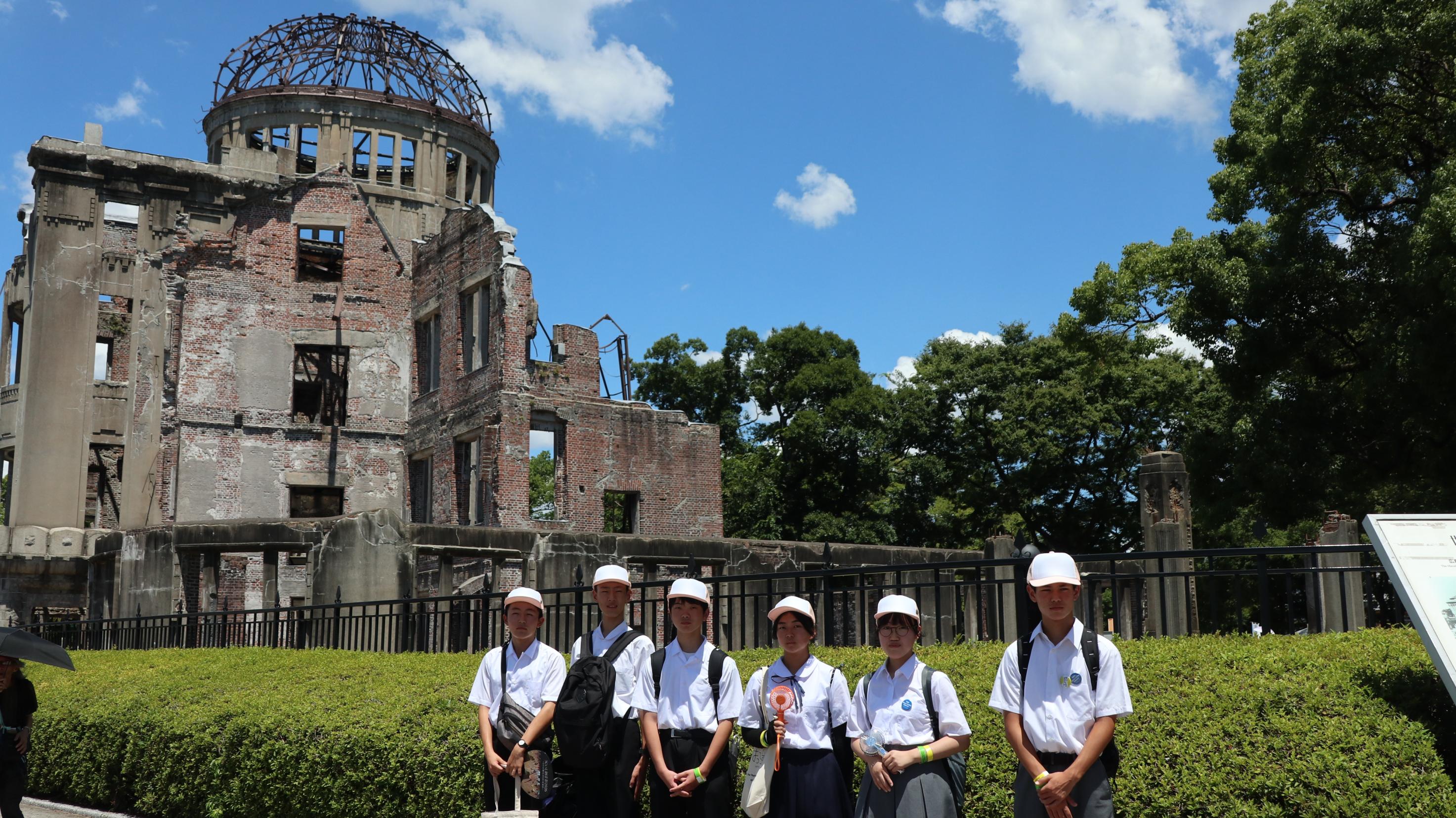 原爆ドーム前で派遣生徒が並んでいる様子 原爆ドーム前で派遣生徒が並んでいる様子