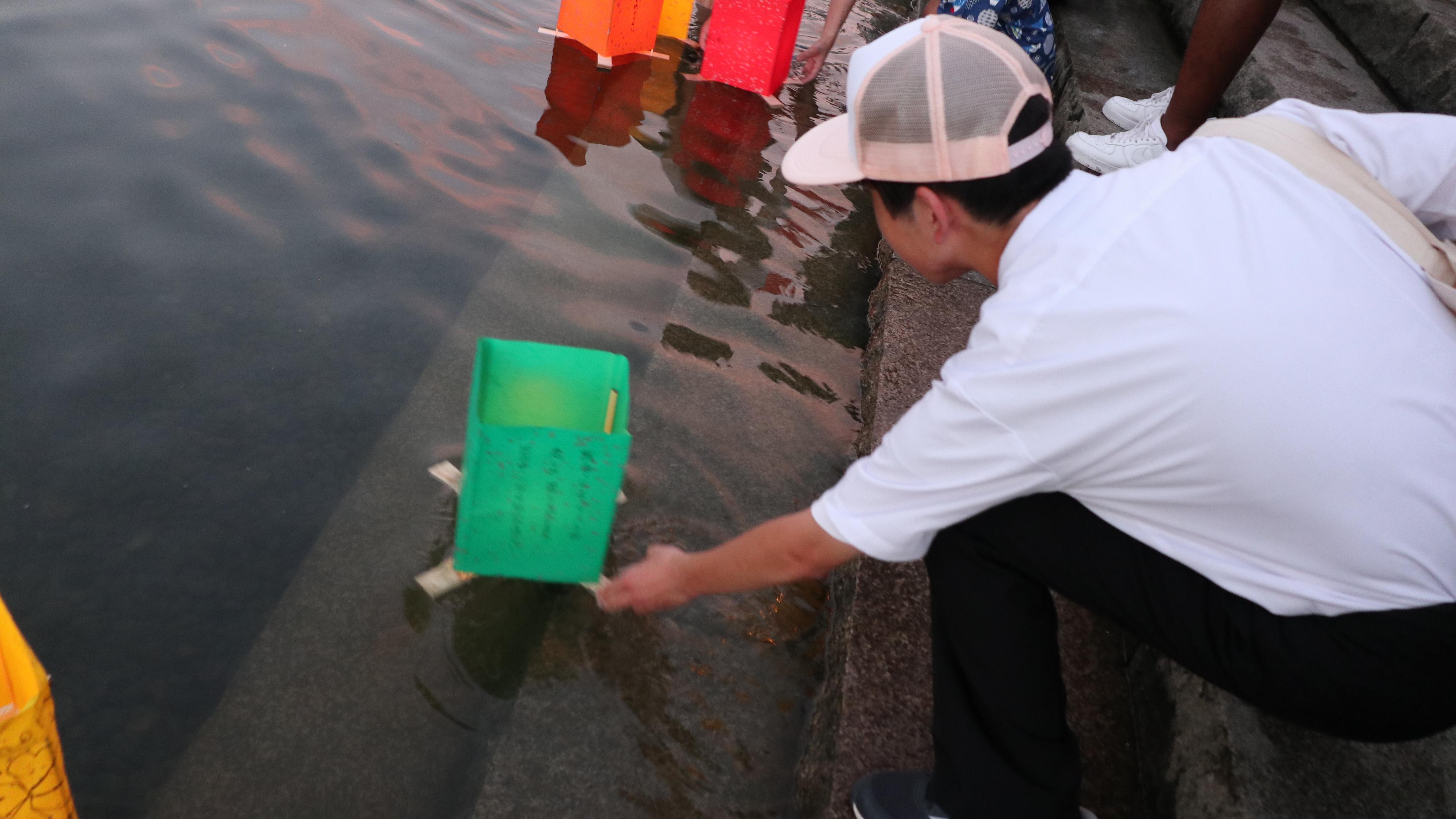 灯篭を川に流す様子 灯篭を川に流す様子