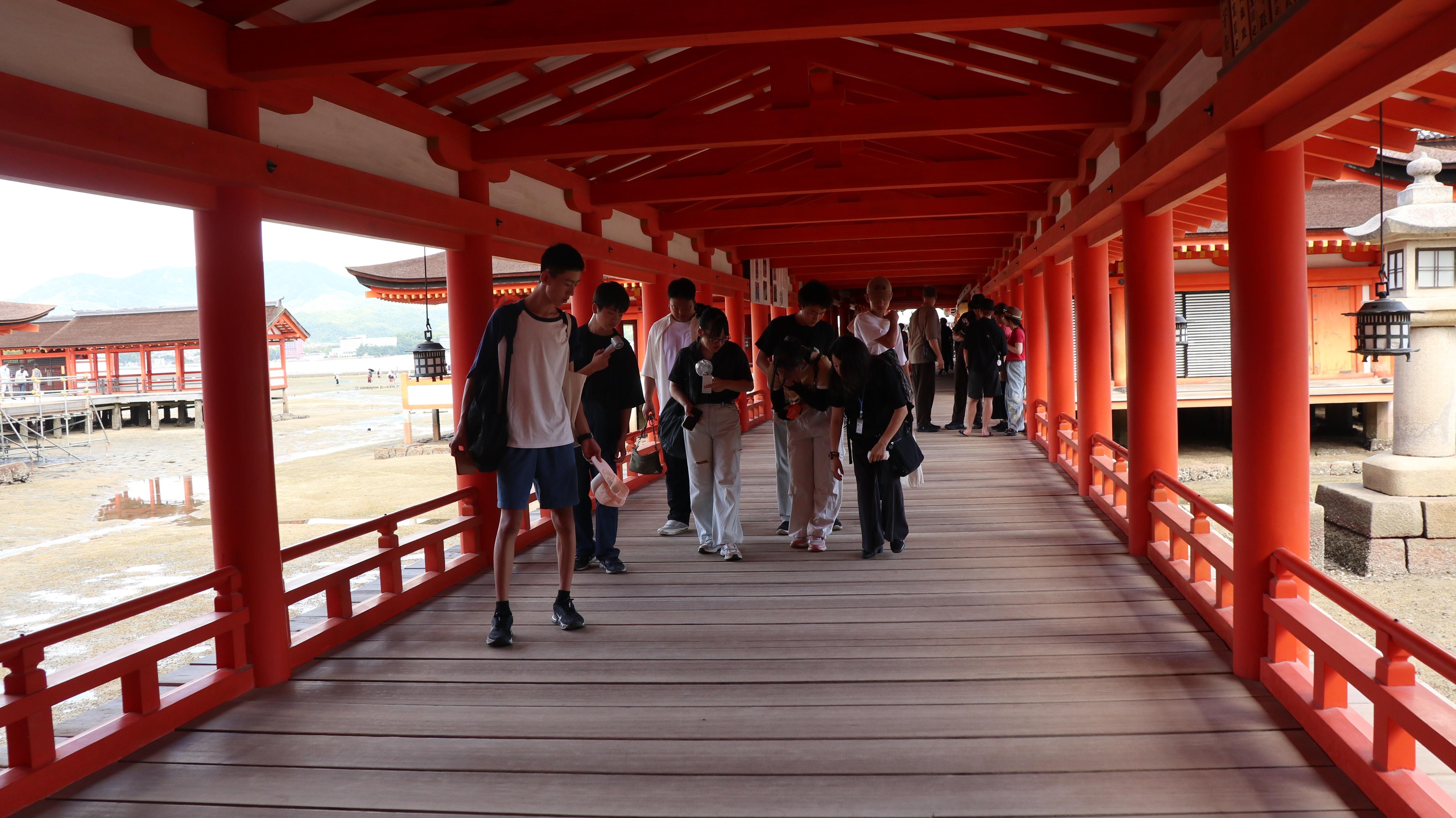 厳島神社を見学する様子 厳島神社を見学する様子