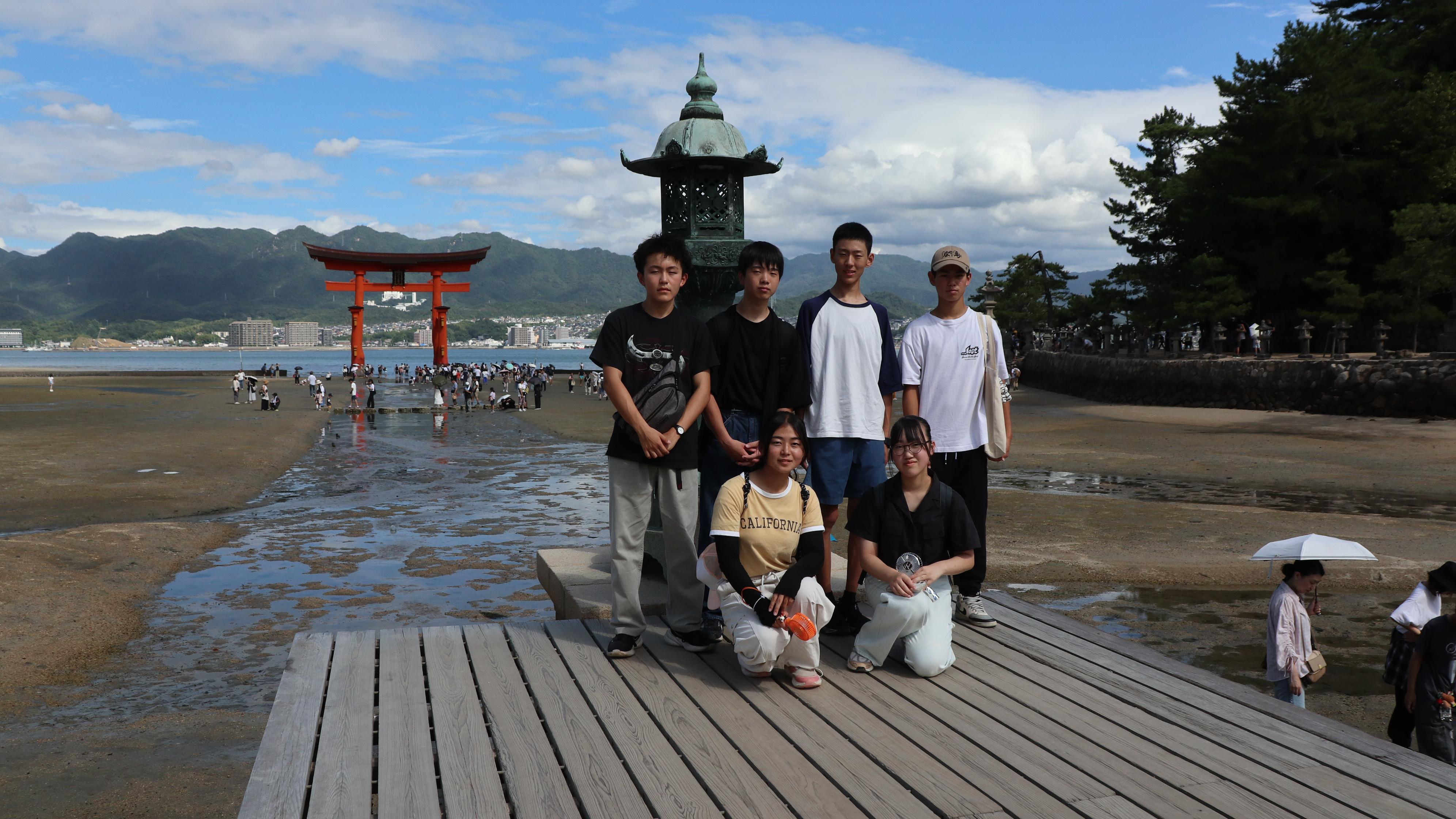 厳島神社を見学する様子 厳島神社を見学する様子