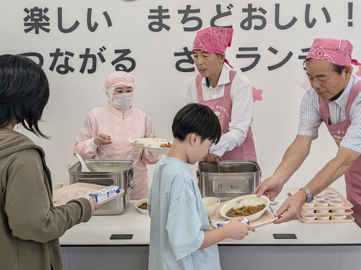 給食の配膳の様子 給食の配膳の様子
