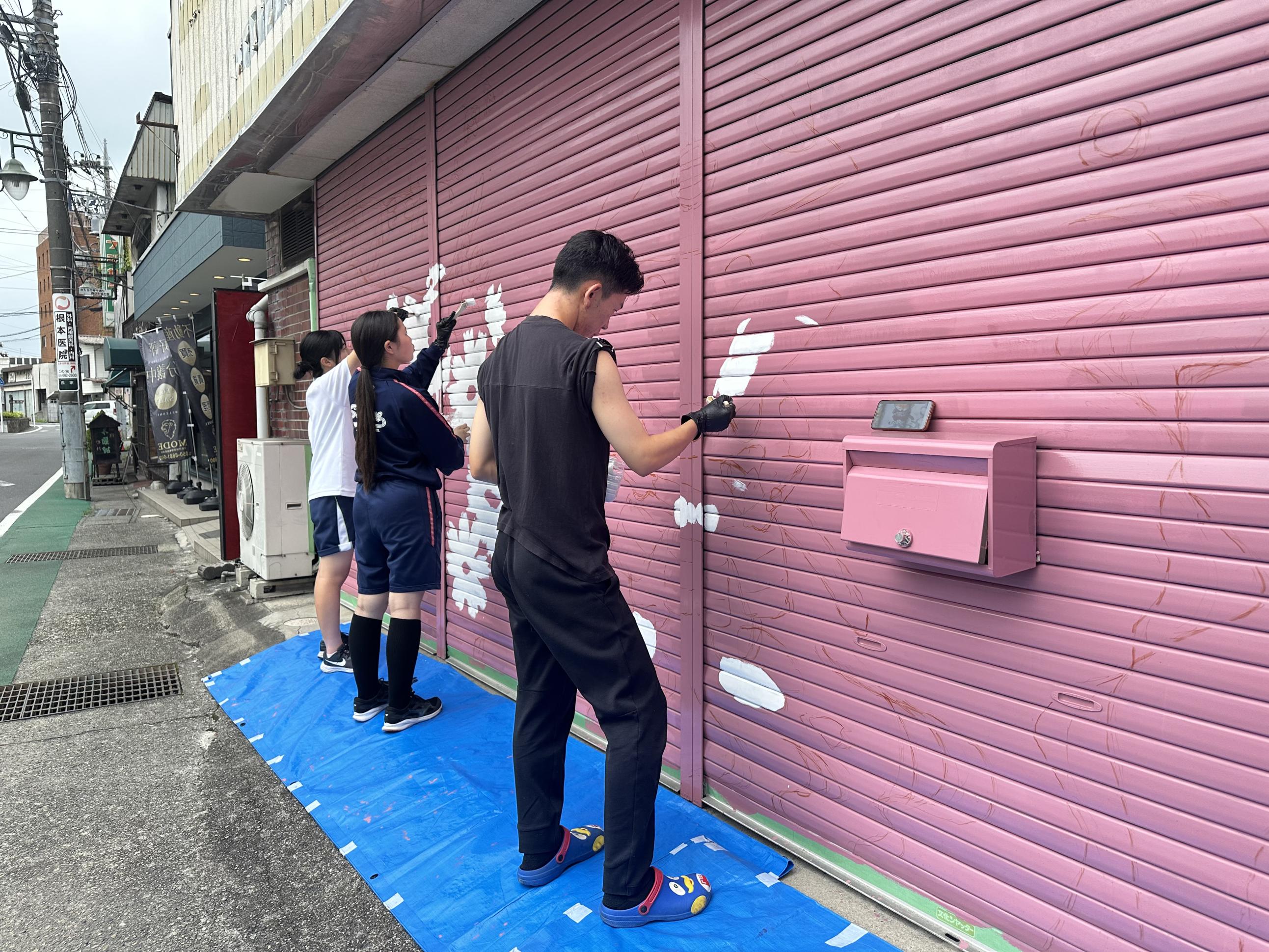 シャッターアート制作中2 シャッターアート制作中2