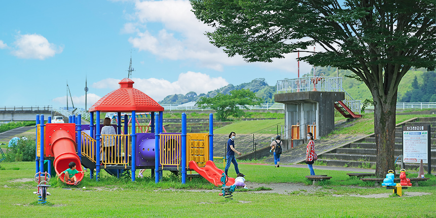 公園で遊ぶこどもたち