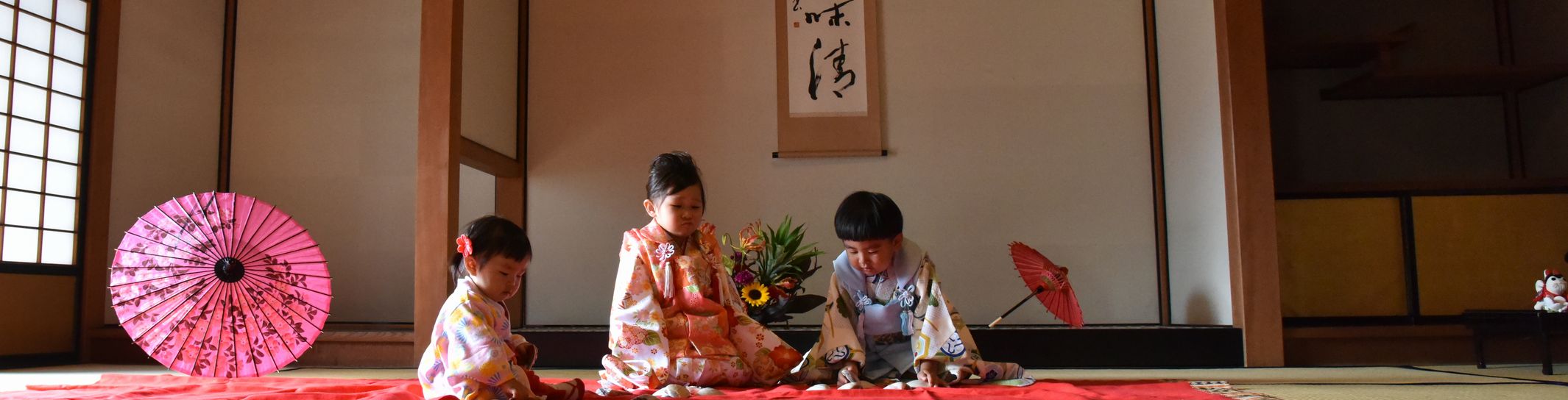 瀧澤家住宅で子供が着物で遊ぶ写真